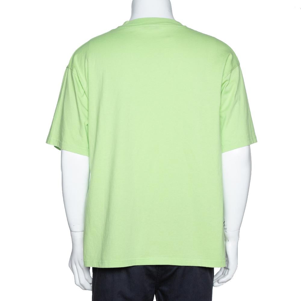 This t-shirt from Balenciaga is a must-have item this season. It has been crafted from 100% cotton and keeps you comfortable. Wear this green t-shirt with jeans as you go about running errands in town.

