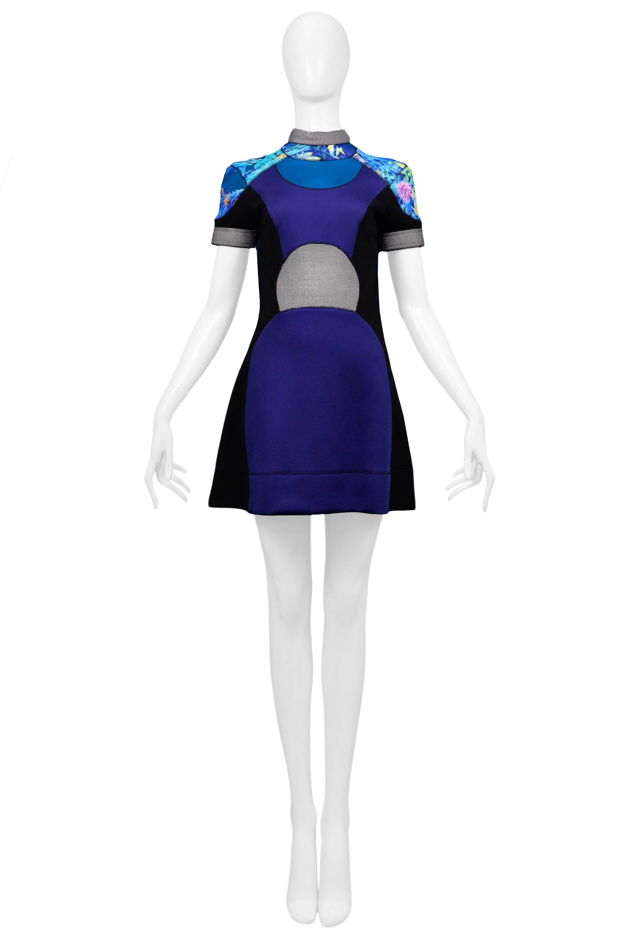 Resurrection Vintage freut sich, ein ikonisches Neopren-Scuba-Kleid von Nicolas Ghesquière für Balenciaga anbieten zu können, das eine gedruckte Montage von Unterwasser- und Dschungelmotiven, freiliegende Flatlock-Nähte, gewebte, bestickte Einsätze,