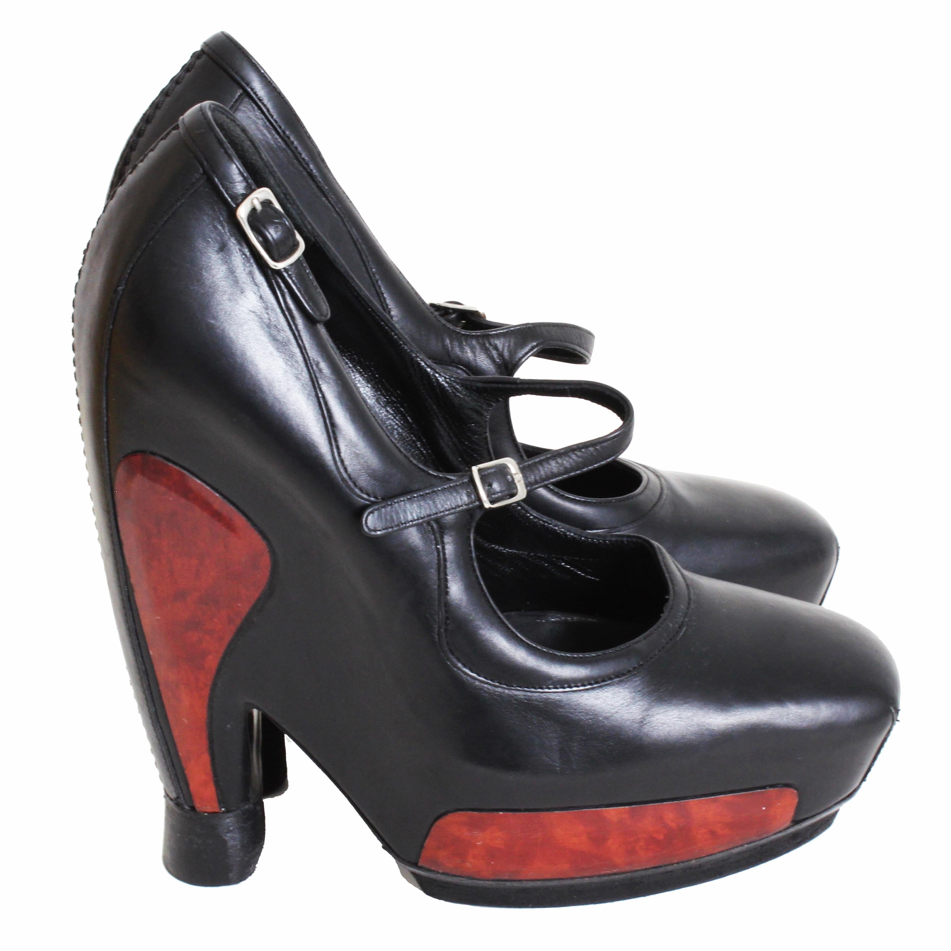 Chaussures à talons iconiques Mary Jane en cuir noir de Balenciaga de la collection F/W 2006 de Nicolas Ghesquière.  Confectionnées en cuir noir, elles sont dotées d'une fine bride Mary Jane sur l'empeigne et le contrefort, ainsi que d'empiècements