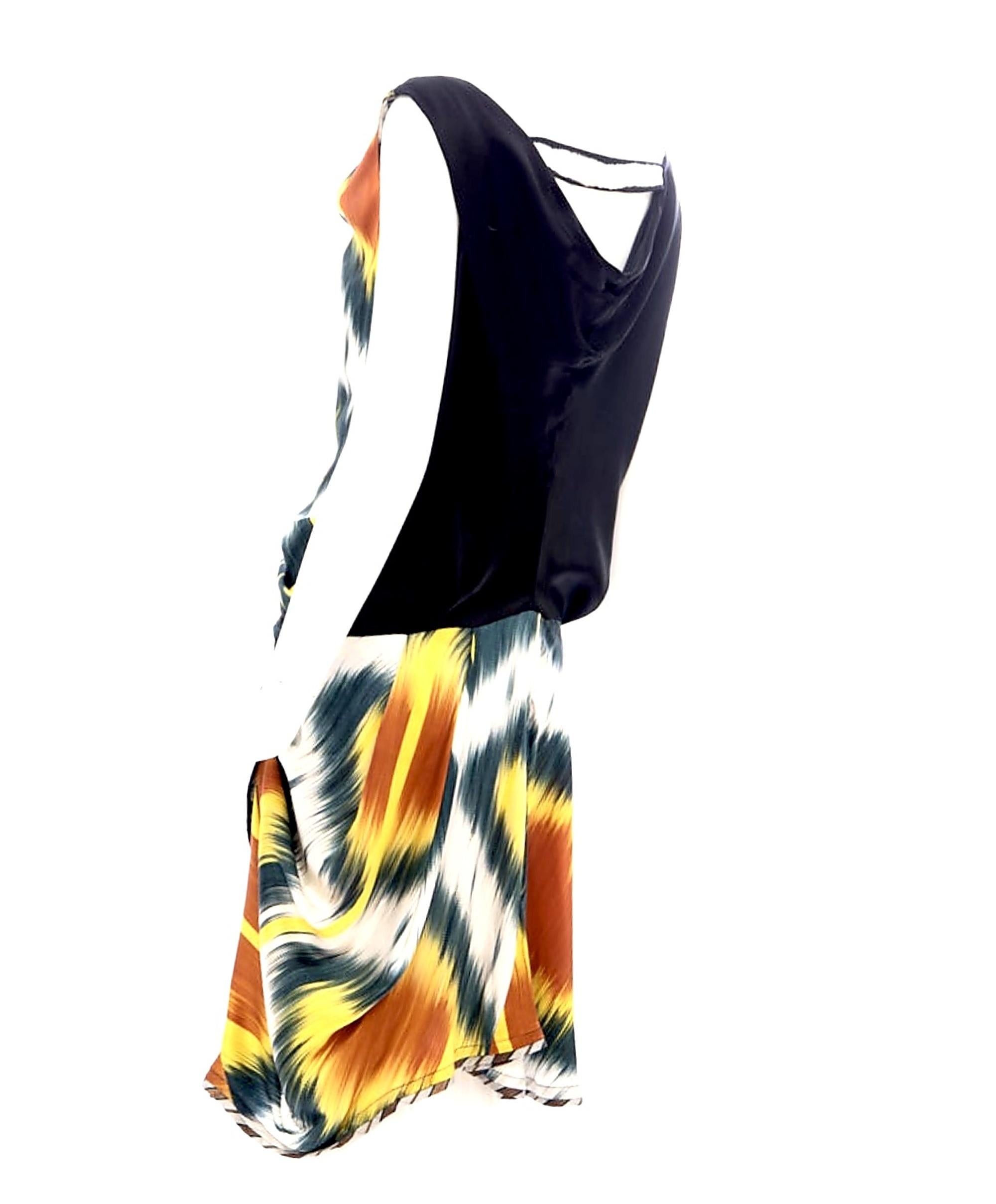 Dalla collezione Autunno/Inverno 2007 di Nicolas Ghesquière per Balenciaga, questo abito da passerella in seta ikat mostra la sua maestria nel fondere l'alta moda con lo street style, utilizzando ricchi e complessi strati di riferimenti e stili.

-