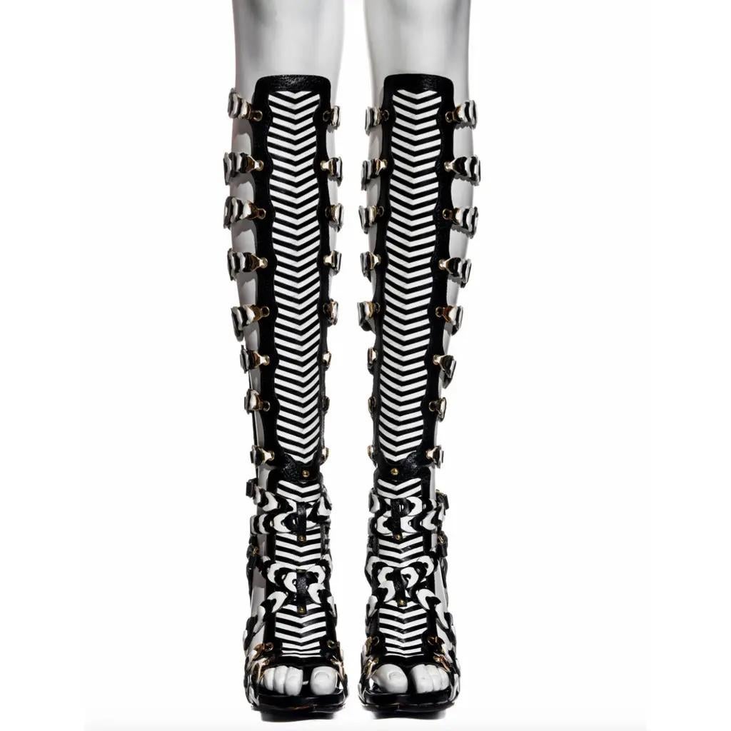 BALENCIAGA BY NICOLAS GHESQUIERE LAUFSTEG S/S 2008 GLADIATOR GEWEBT KNIESTIEFEL GRÖSSE 36 EU

Äußerst seltenes Laufstegteil aus der Balenciaga S/S 2008 Kollektion von Nicholas Ghesquiere. 
Schwarzes und weißes Leder, gewebt, kniehohe