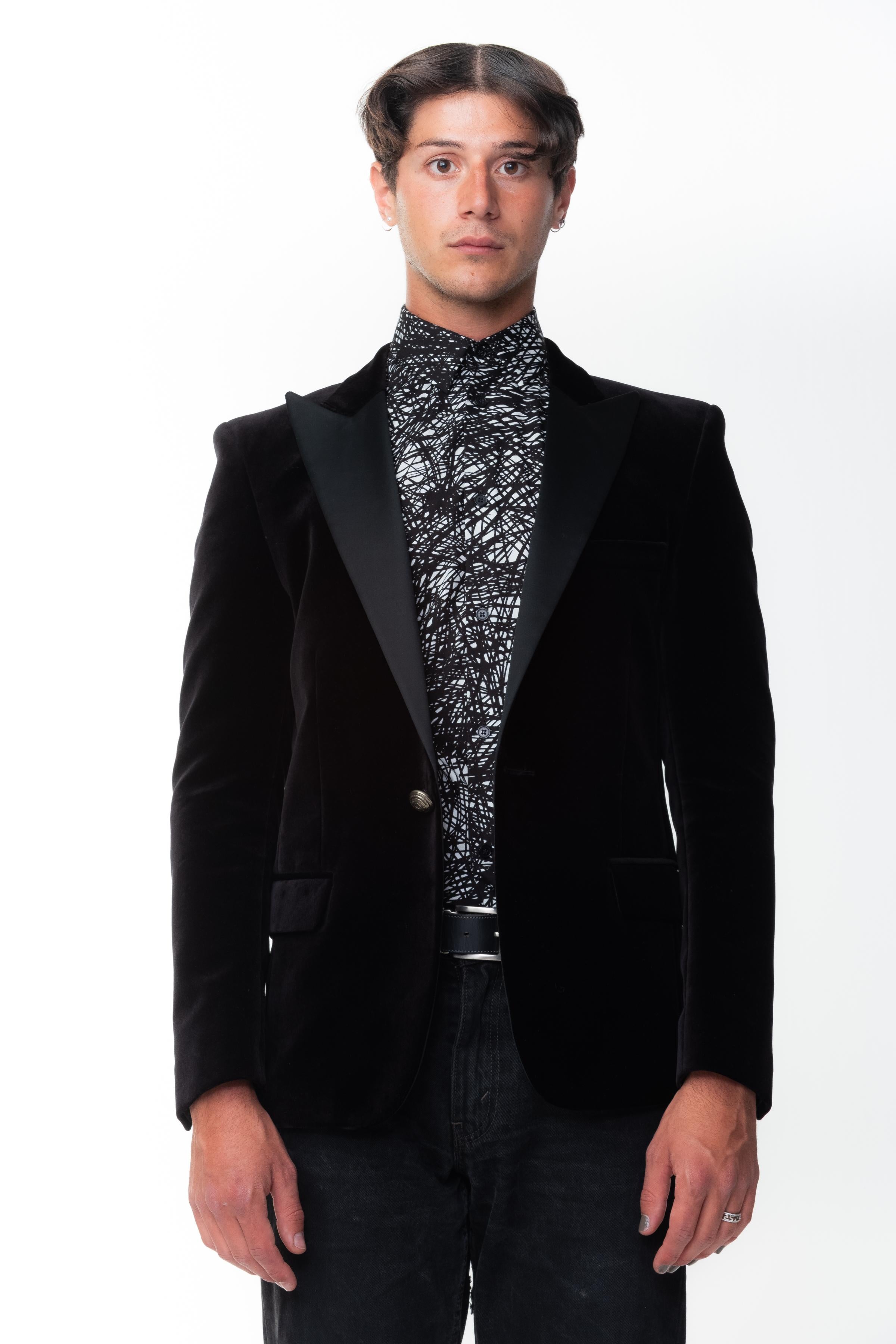 Top con bottoni di Balenciaga. Bianco e nero. Stampato. Manica lunga con colletto. Chiusura con bottoni sul davanti. 
Camicia button up in cotone con stampa 