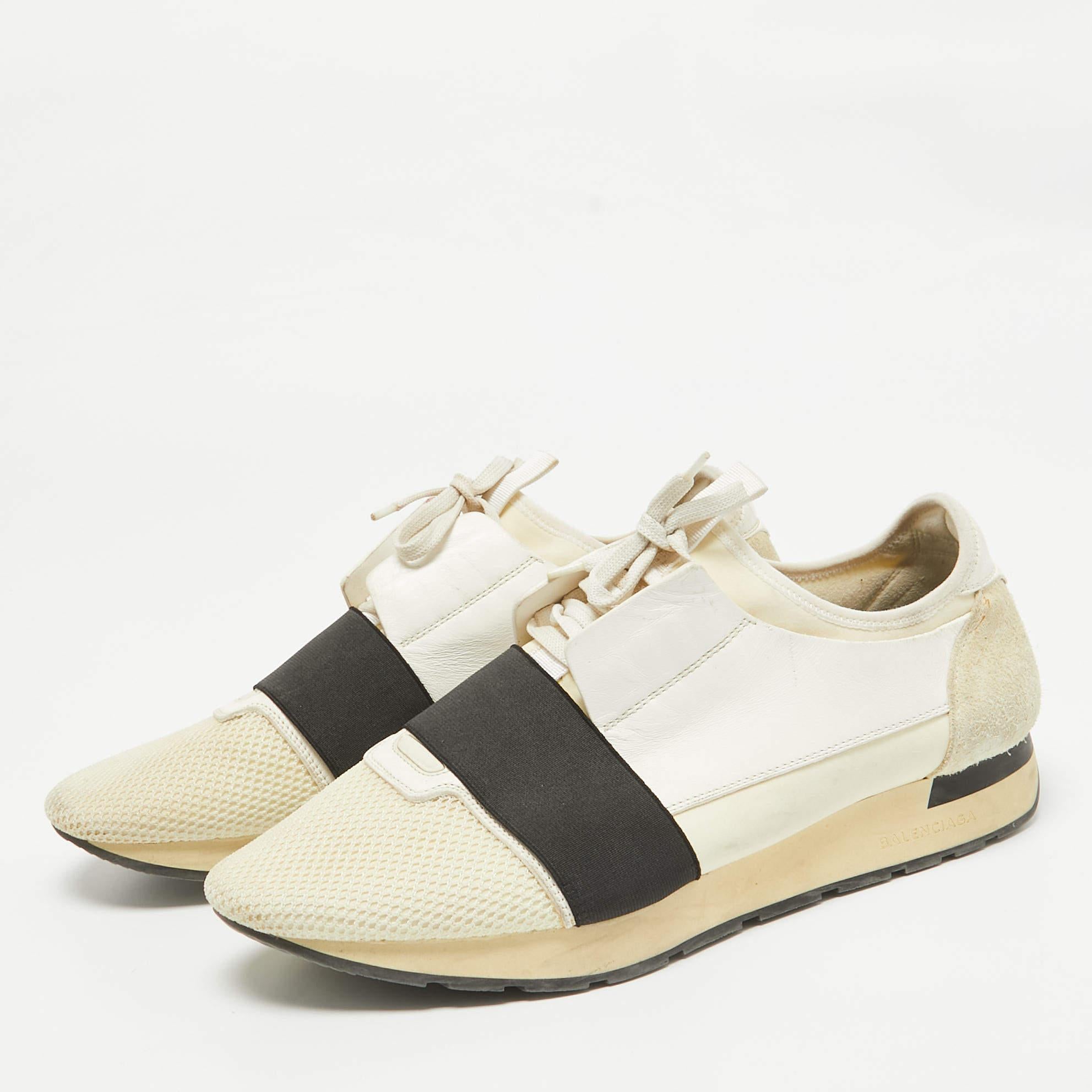 Le sneakers Balenciaga Race Runner sono state realizzate con materiali di qualità e presentano una silhouette chic. Presentano dettagli di cinturino sulle dita dei piedi e chiusure a strappo. Sono complete di una soletta foderata in pelle e di una