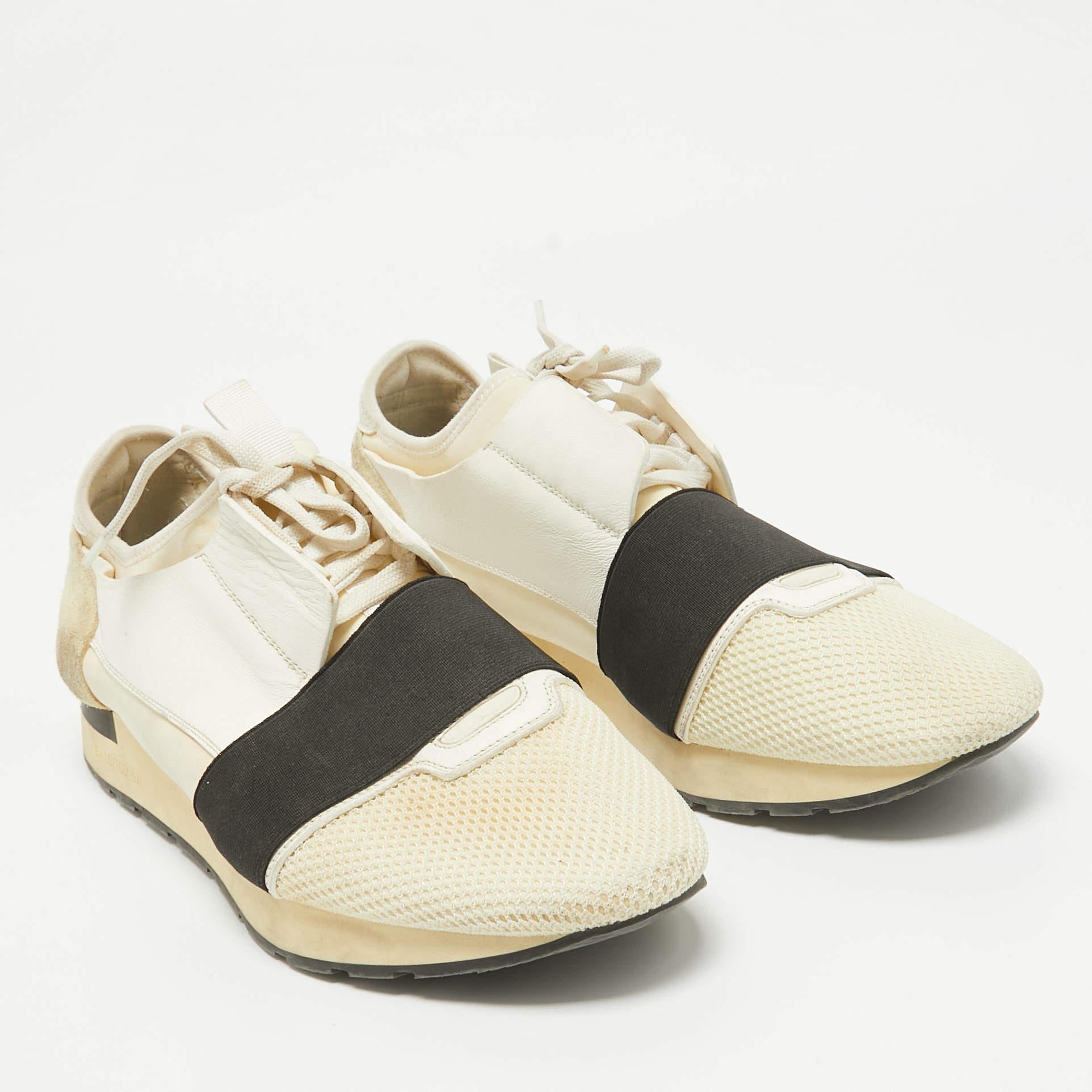 Balenciaga, scarpe da ginnastica Race Runner in pelle e mesh di colore bianco sporco, taglia 44 In condizioni buone in vendita a Dubai, Al Qouz 2