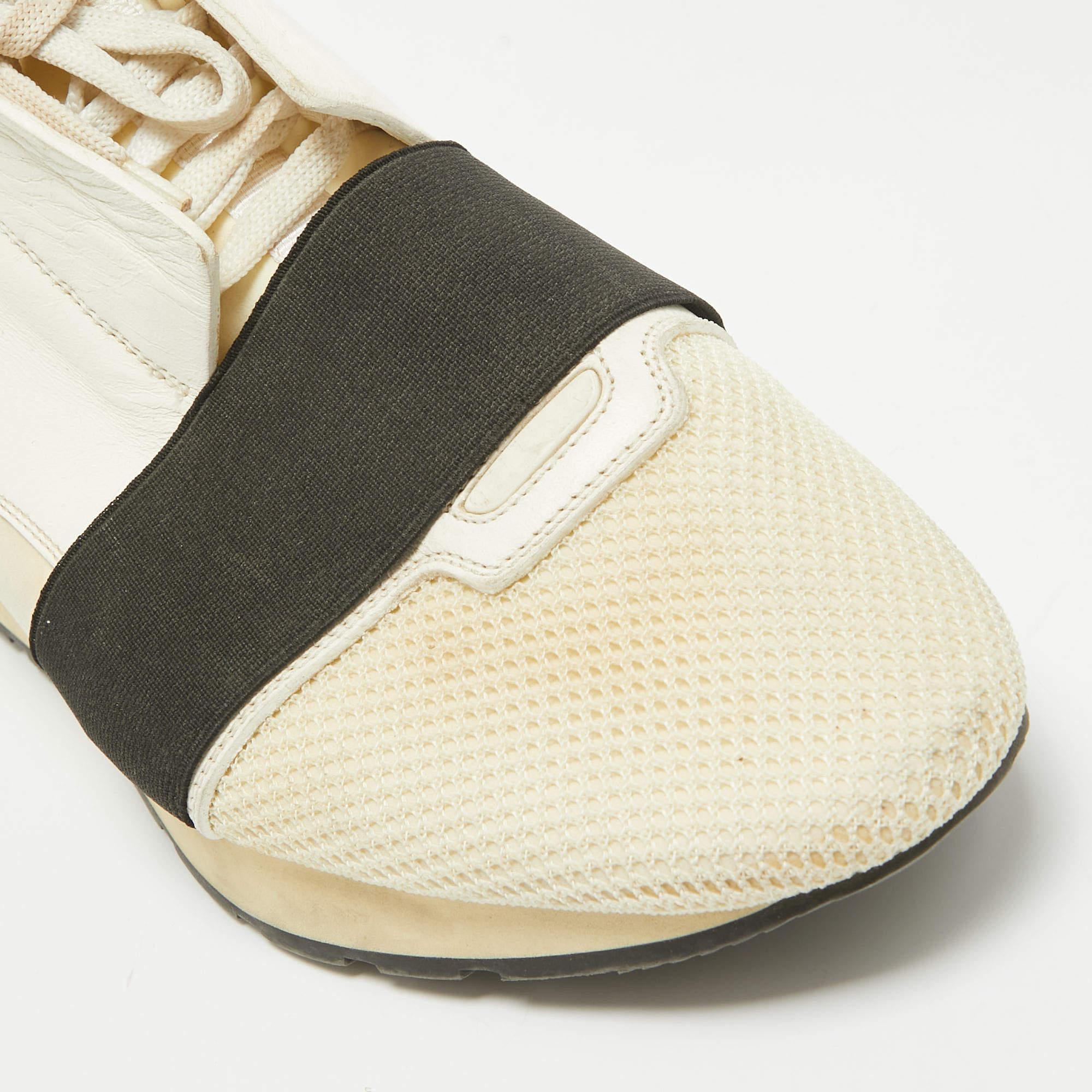 Balenciaga, scarpe da ginnastica Race Runner in pelle e mesh di colore bianco sporco, taglia 44 in vendita 2