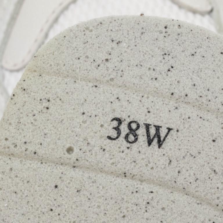 Eleva il tuo gioco di calzature con queste sneakers Balenciaga. Combinando estetica di alto livello e comfort ineguagliabile, queste sneakers sono un simbolo di lusso moderno e gusto impeccabile.
