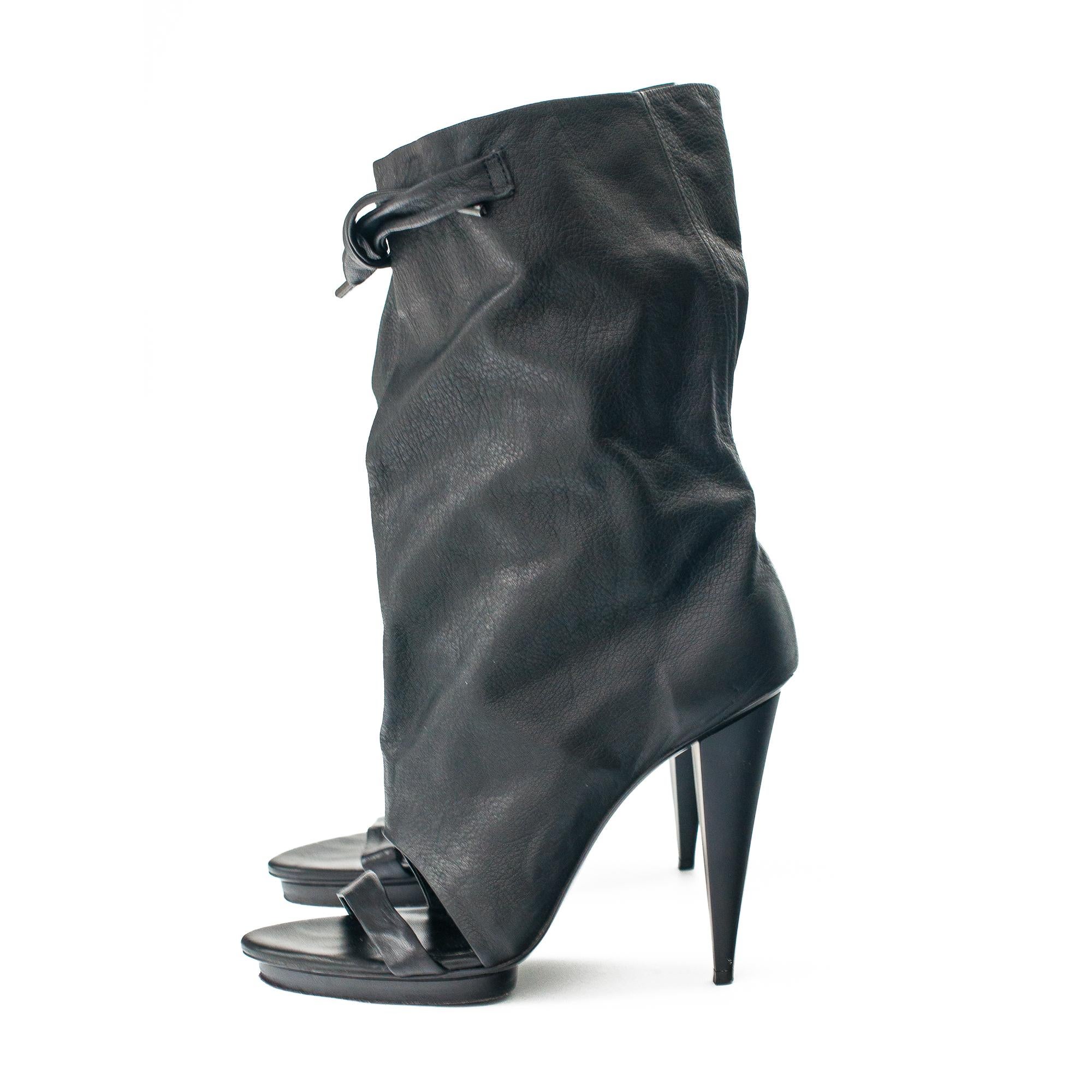 Ruder Than The Rest présente les bottines en cuir noir de Balenciaga.

Design/One.

Cuir pleine fleur, très haute qualité et odeur agréable.

Des lacets sur le dessus permettent d'attacher les bottes.

Talon conique.

Vers les années