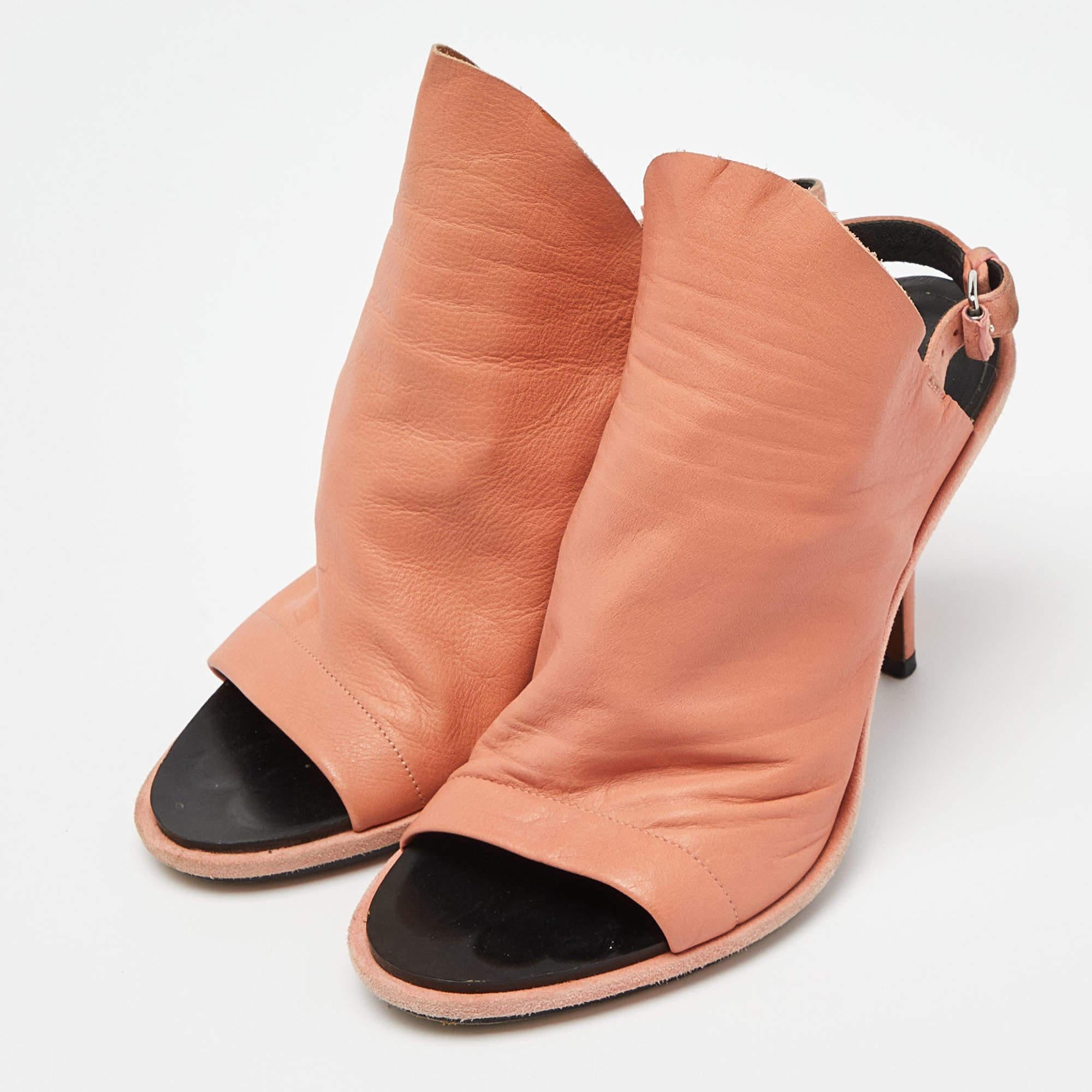 These sandals will frame your feet in an elegant manner. Crafted from quality materials they display a classy design and comfortable insoles.
