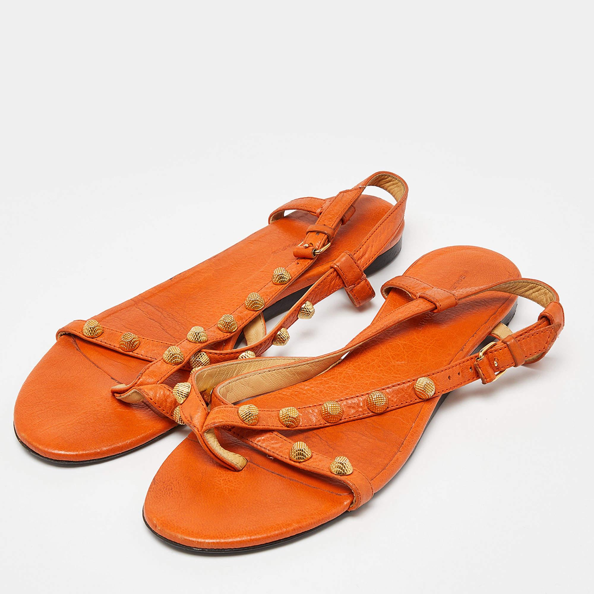 These sandals will frame your feet in an elegant manner. Crafted from quality materials, they display a classy design and comfortable insoles.