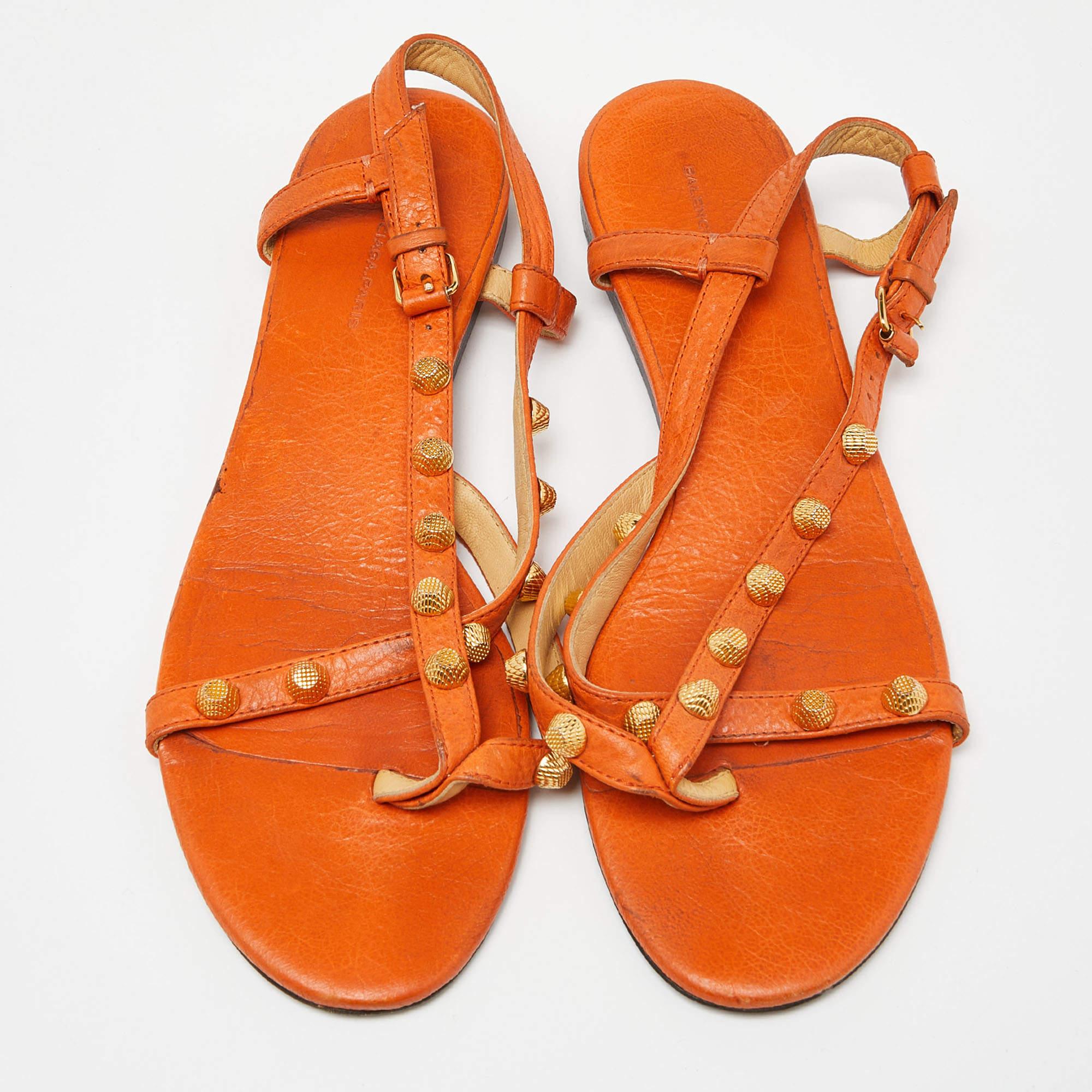 Balenciaga Orange Leather Arena Studded Thong Sandals Size 38.5 In Excellent Condition In Dubai, Al Qouz 2
