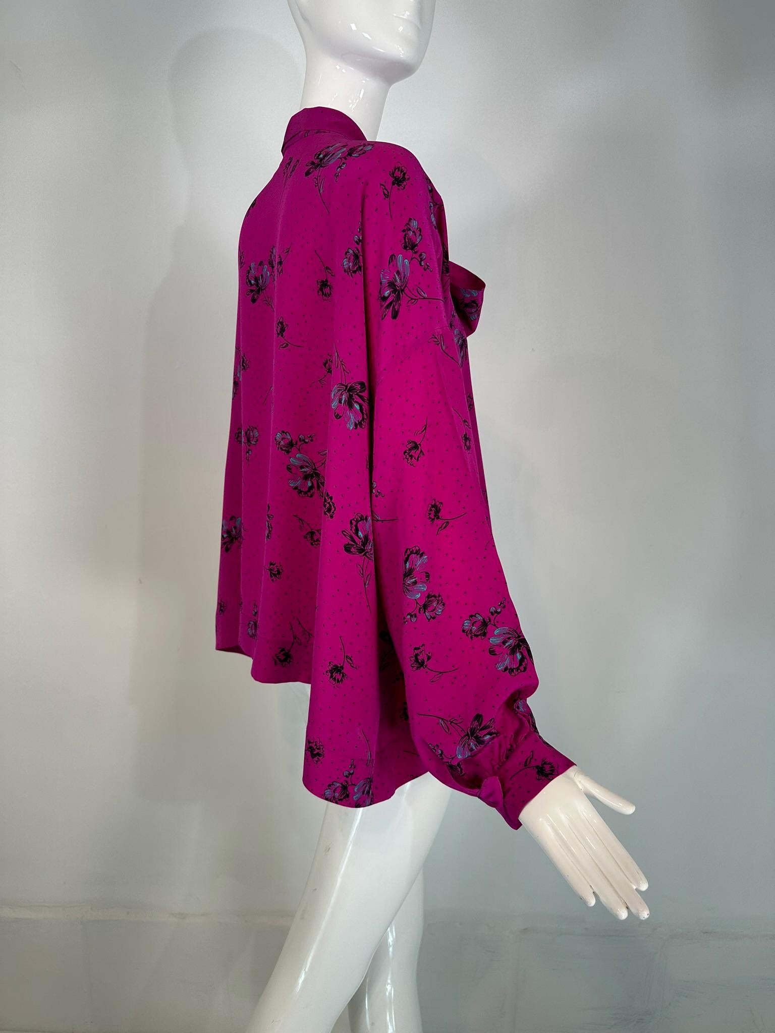 Balenciaga Blusa con Lazo de Seda Estampada Rosa Caliente 40 en venta 7