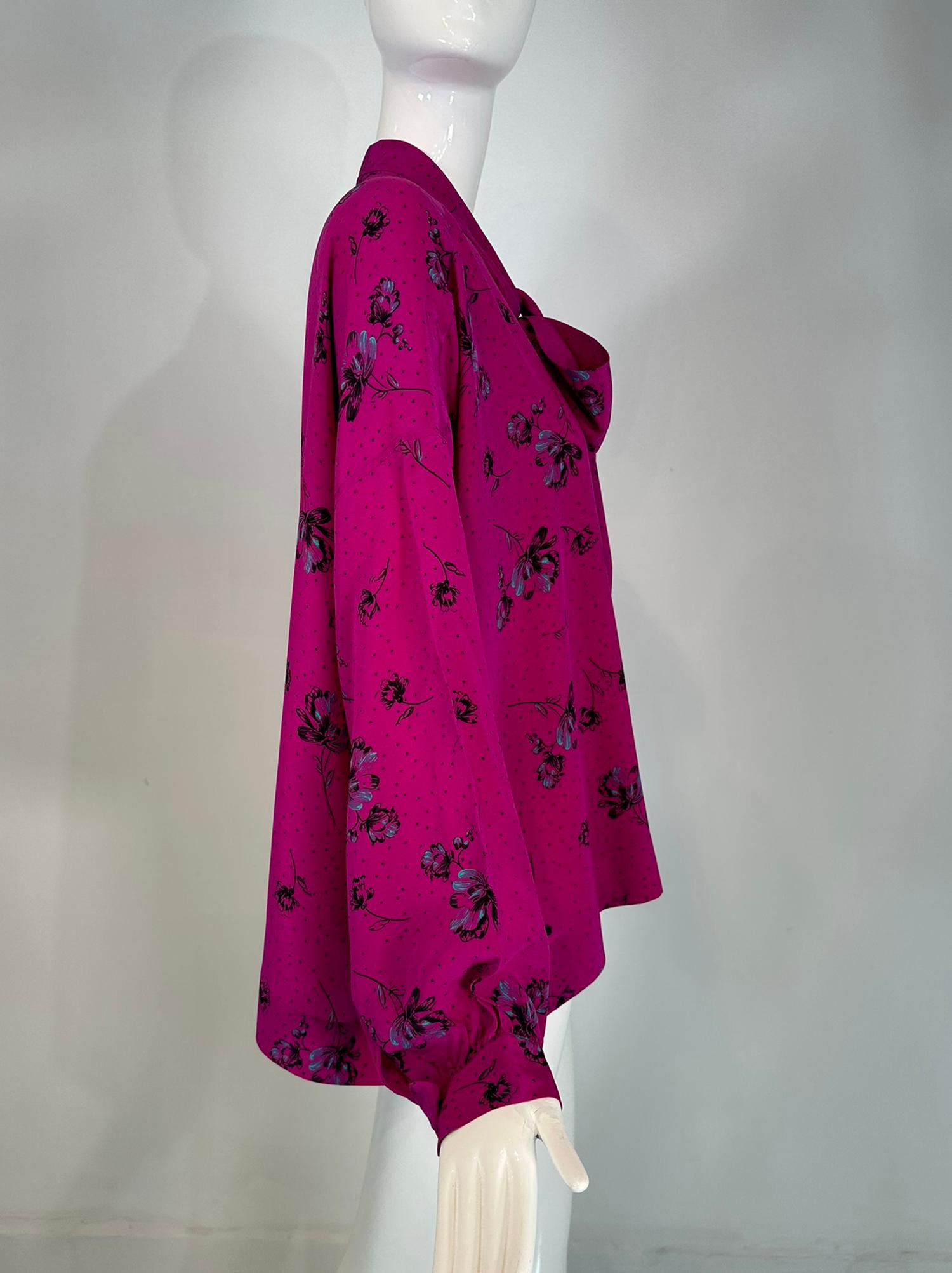 Balenciaga Blusa con Lazo de Seda Estampada Rosa Caliente 40 en venta 8