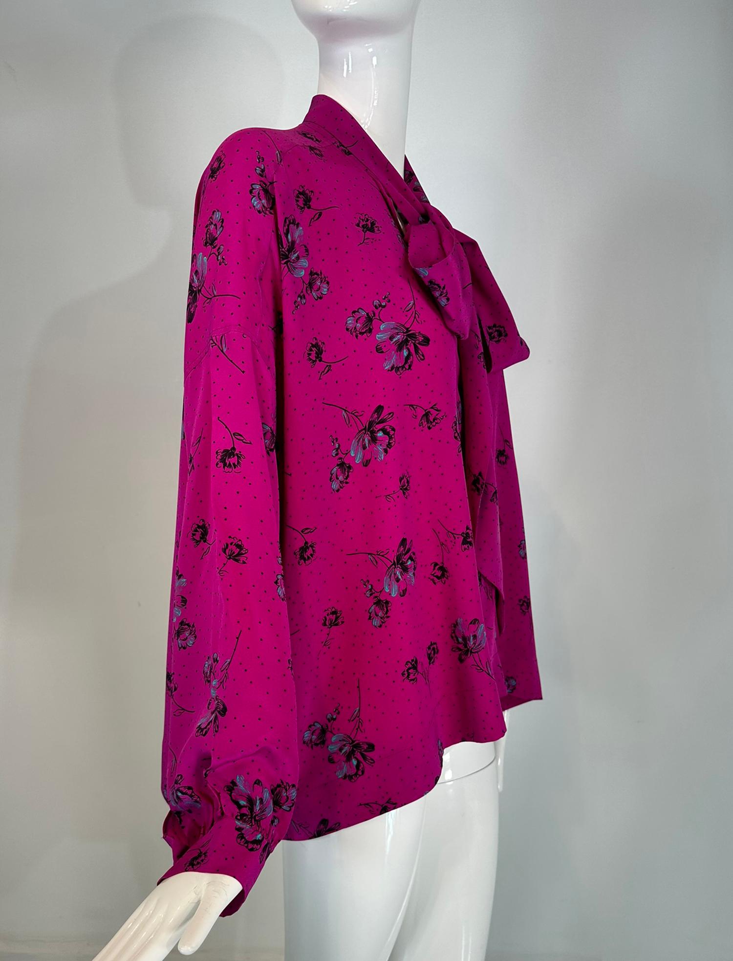 Balenciaga Blusa con Lazo de Seda Estampada Rosa Caliente 40 en venta 9