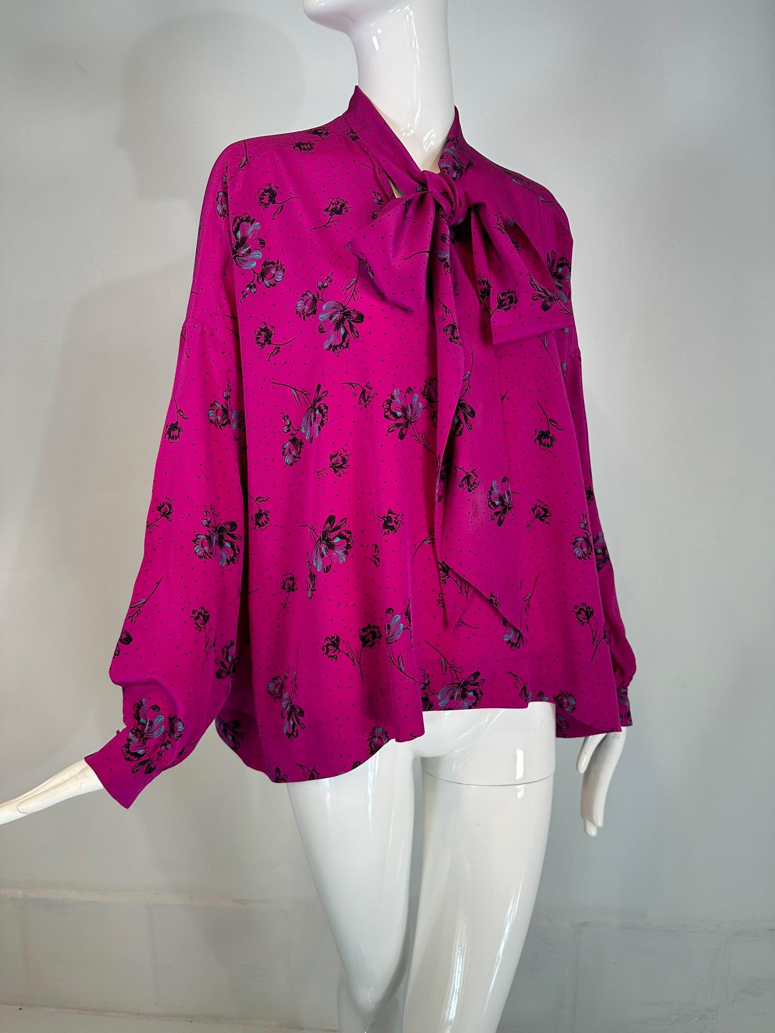 Balenciaga Blusa con Lazo de Seda Estampada Rosa Caliente 40 en venta 10