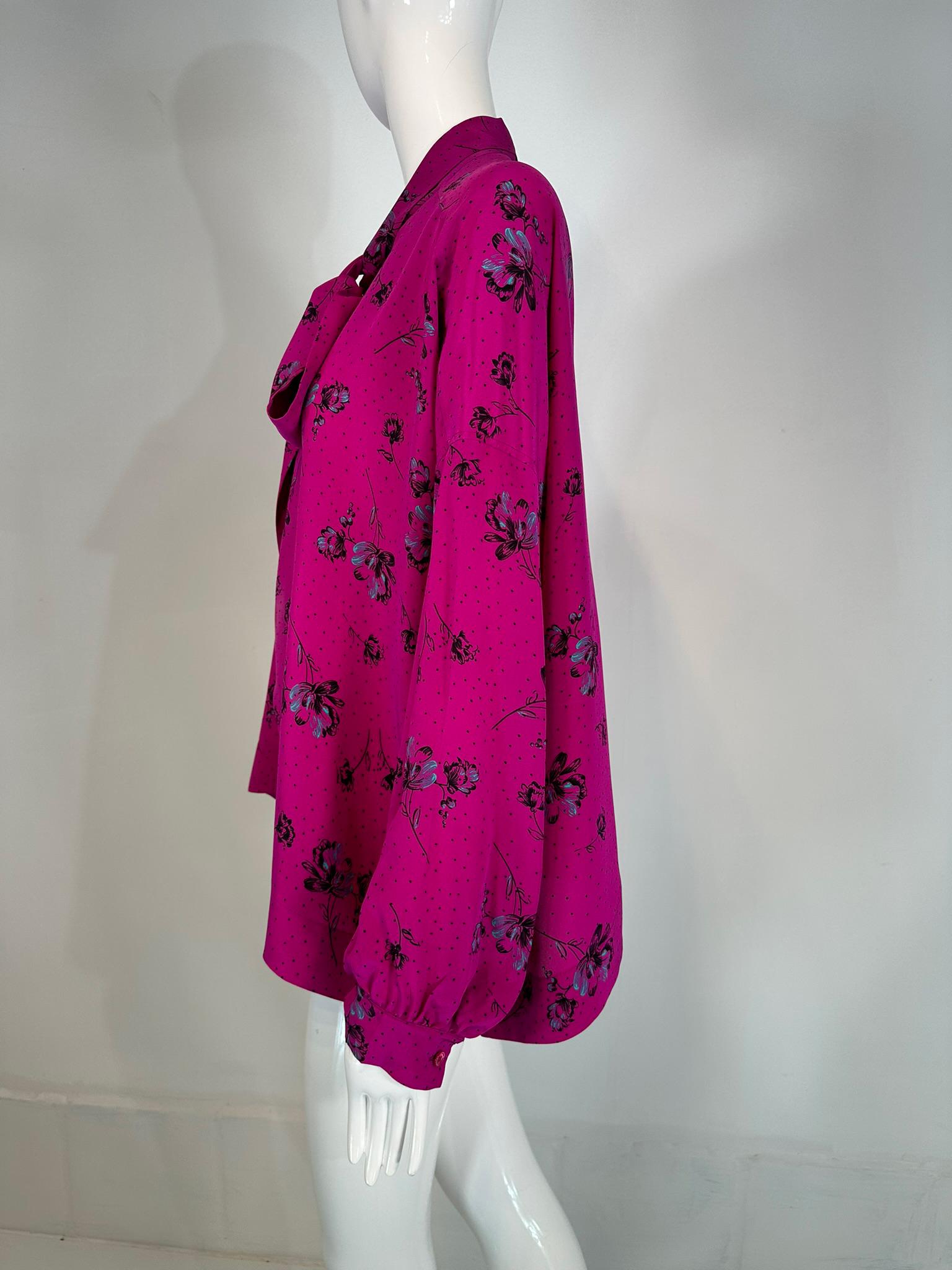 Balenciaga Blusa con Lazo de Seda Estampada Rosa Caliente 40 en venta 1