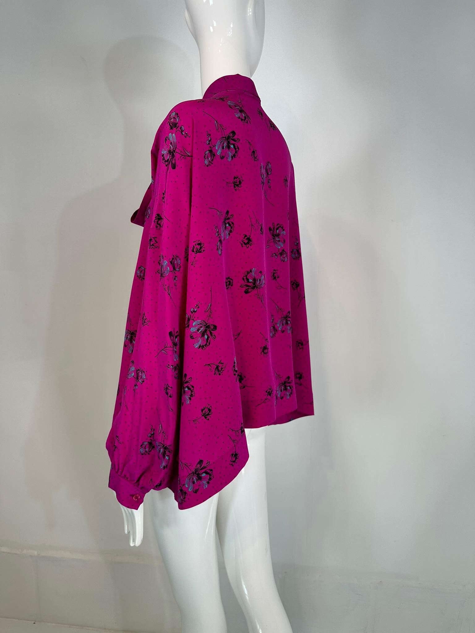 Balenciaga Blusa con Lazo de Seda Estampada Rosa Caliente 40 en venta 2