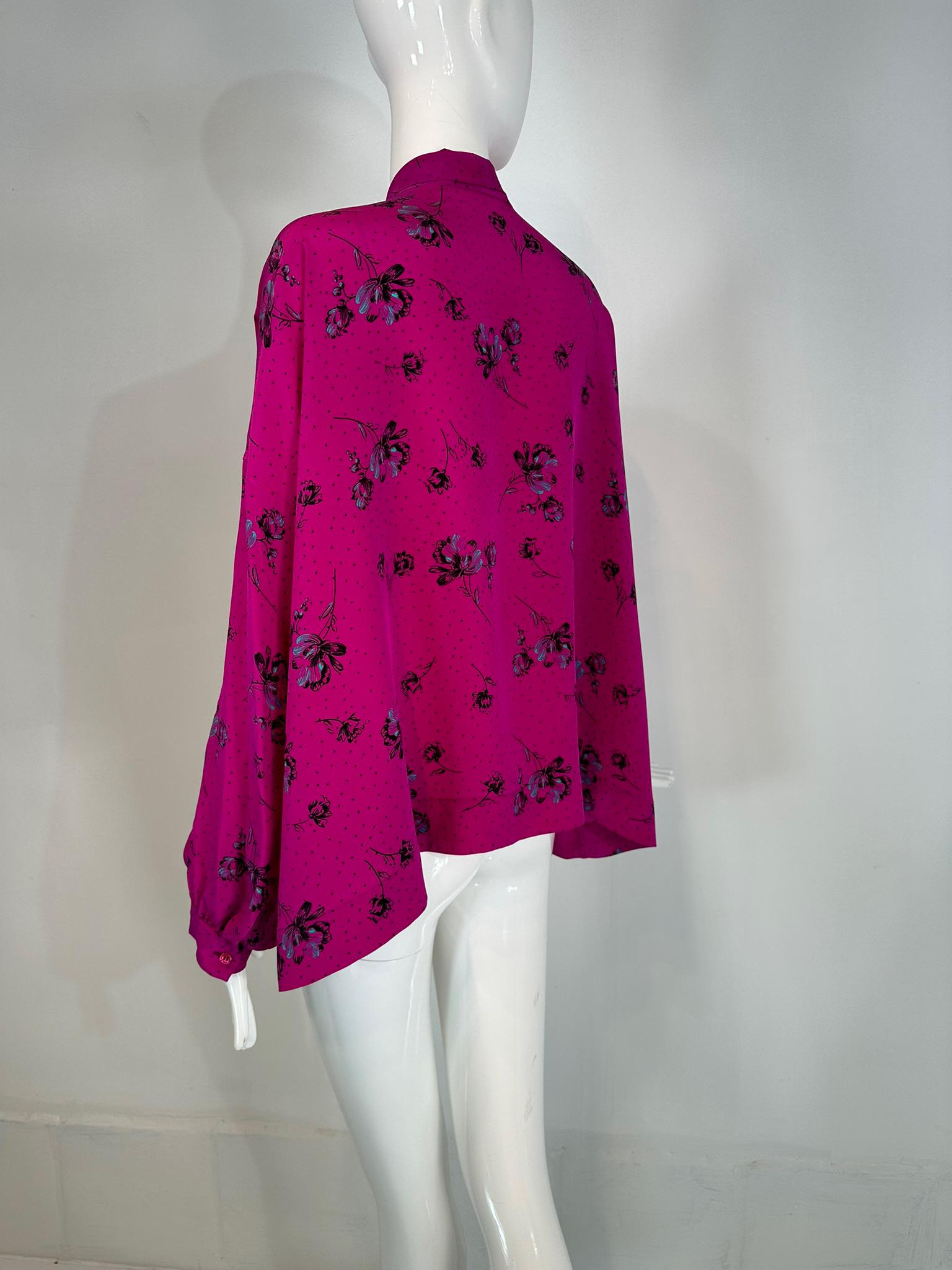 Balenciaga Blusa con Lazo de Seda Estampada Rosa Caliente 40 en venta 3