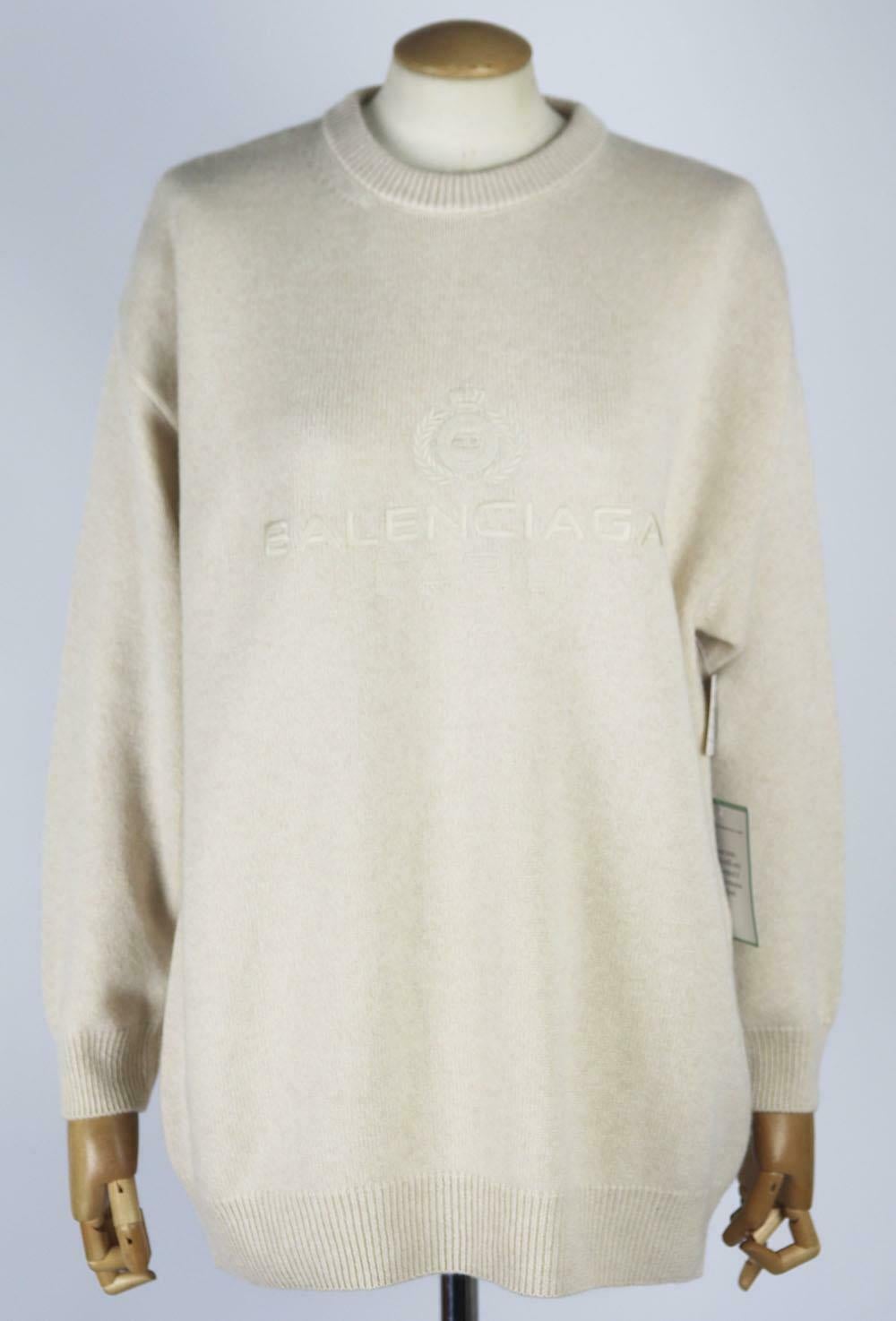 Balenciaga's sweater has been made in Italy from soft cashmere and embroidered with the latest version of the house's 'Leaf' logo, it has ribbed trims and dropped shoulders to enhance the oversized fit.
Beige cashmere.
Slips on.
100% Cashmere

Size: