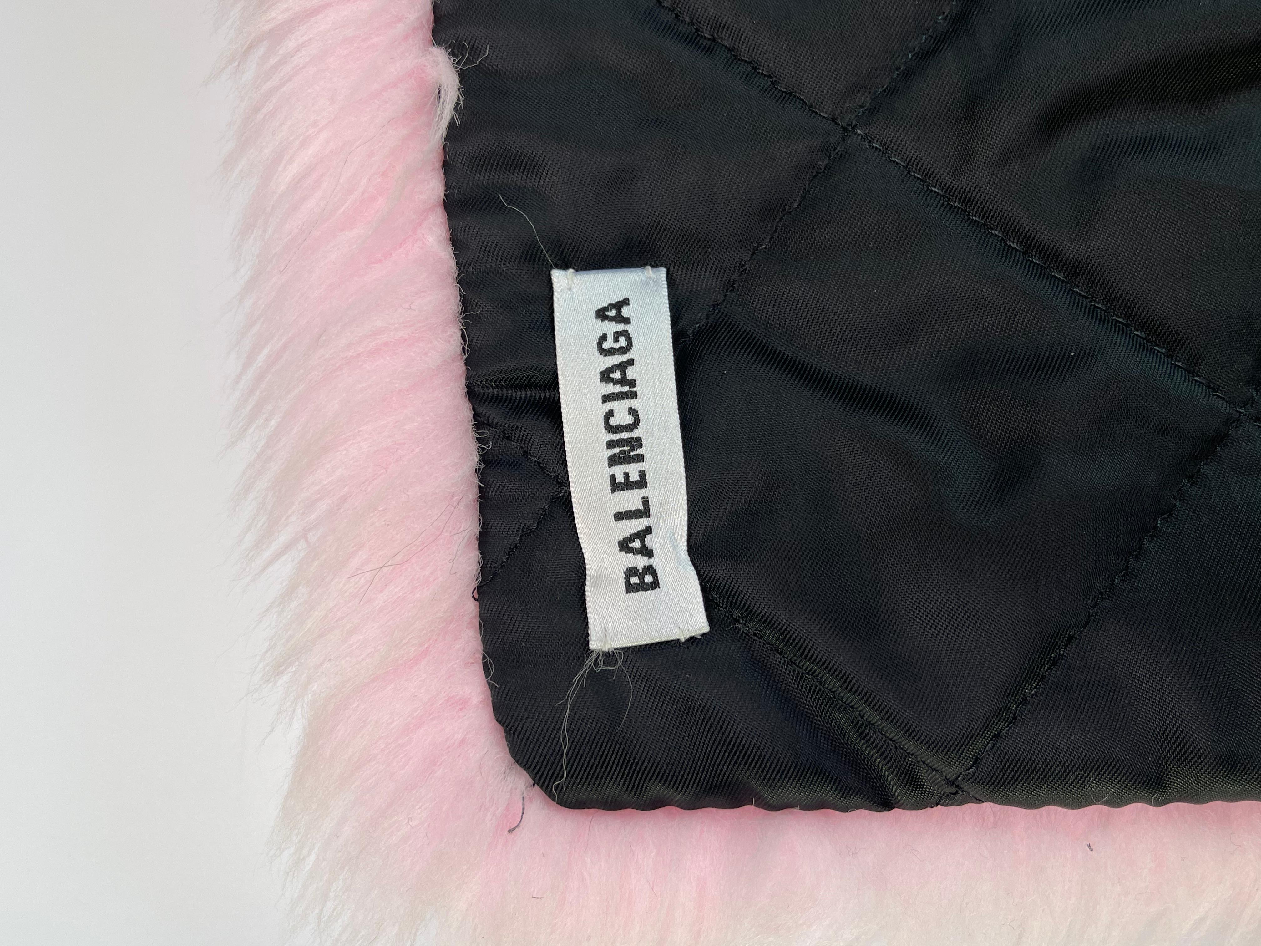  Balenciaga Oversized Faux Fur Logo Pink Scarf (46699286) In Excellent Condition In Montreal, Quebec