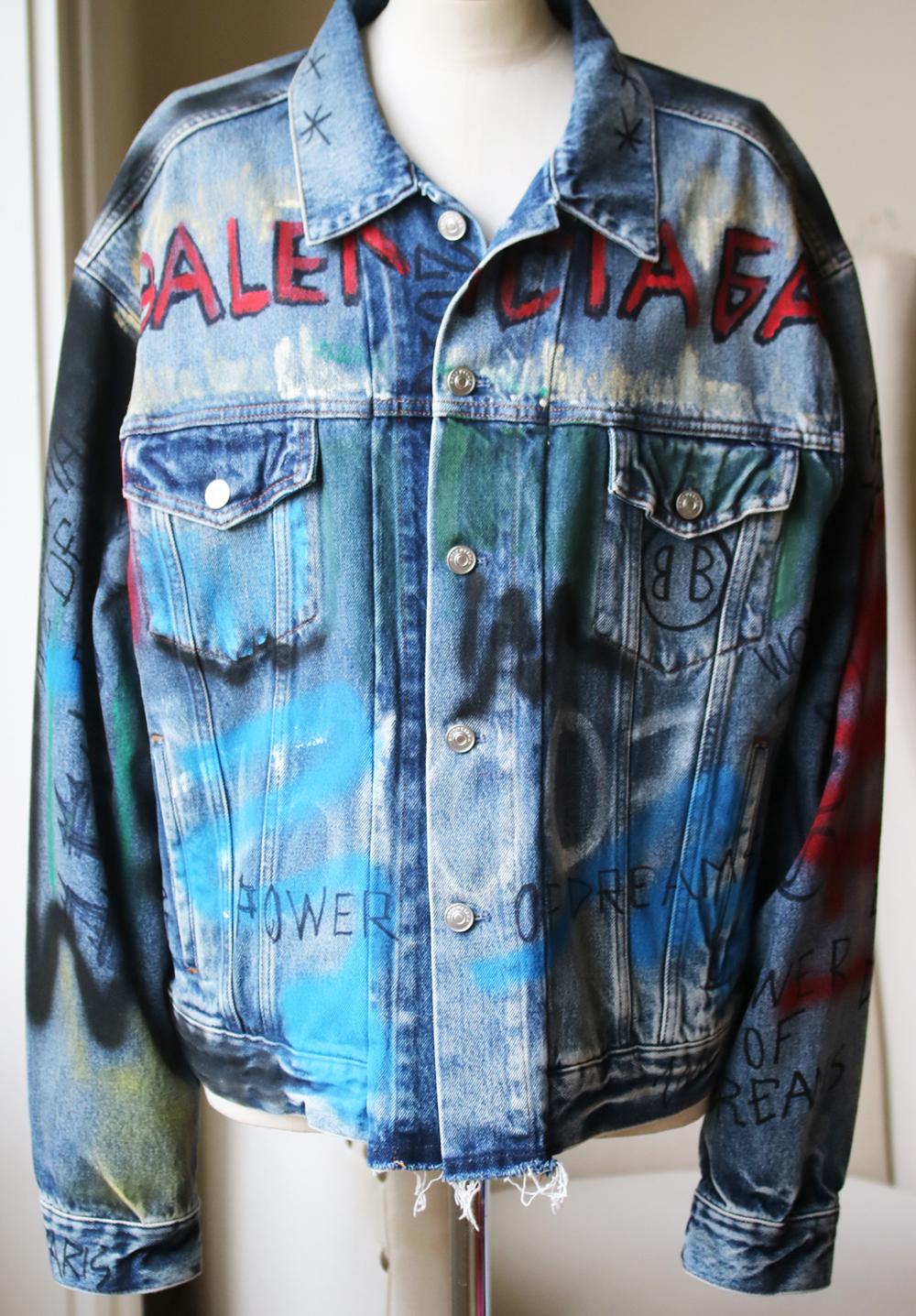 Balenciaga's graffiti pieces are already a hit on the street style circuit.
Cut for an oversized fit, it's decorated with hand-drawn scribbles and various iterations of the label's logo.
Blue denim.
Button fastenings through front.
100% cotton.
Made
