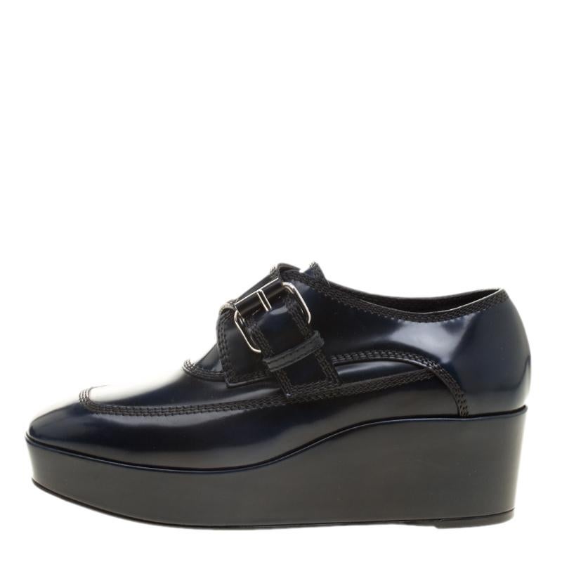 The hosue of Balenciaga brings forth a smart silhouette in the form of these loafers that feature a chic platform heeled look for extra comfort. This pair of loafers have been crafted from a stylish blue shade of leather that makes them a chic