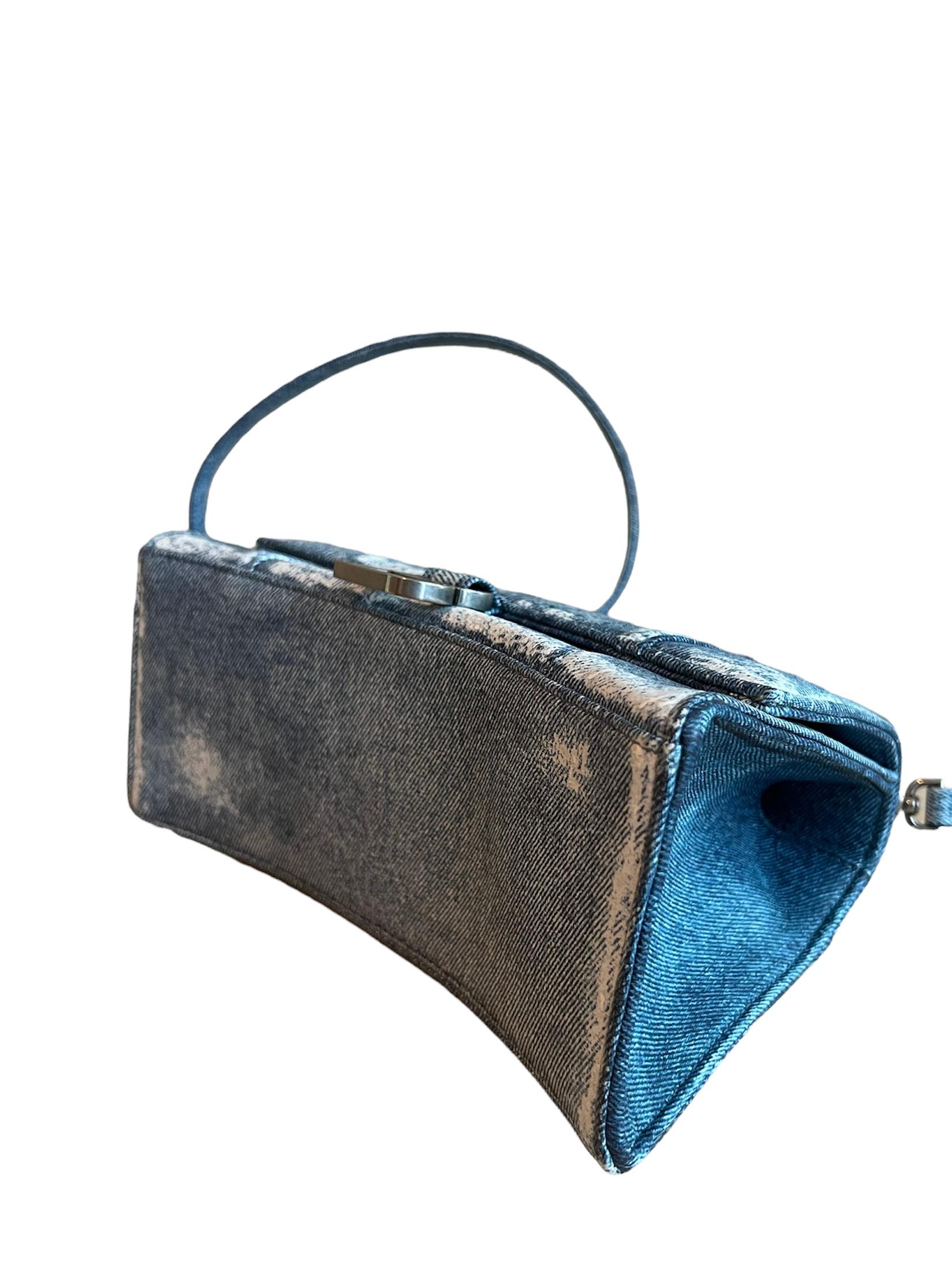 Bemalte blaue Denim Sanduhr-Umhängetasche für den Schulterbereich von Balenciaga  (Grau)