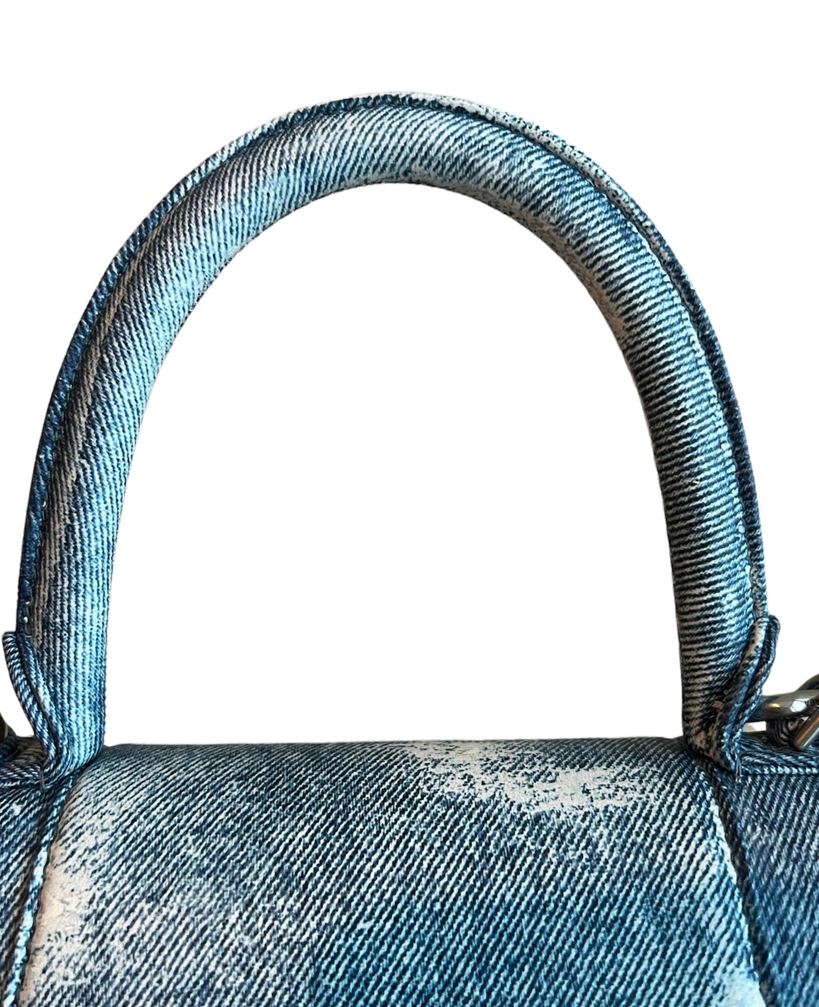 Bemalte blaue Denim Sanduhr-Umhängetasche für den Schulterbereich von Balenciaga  im Zustand „Hervorragend“ in Beverly Hills, CA