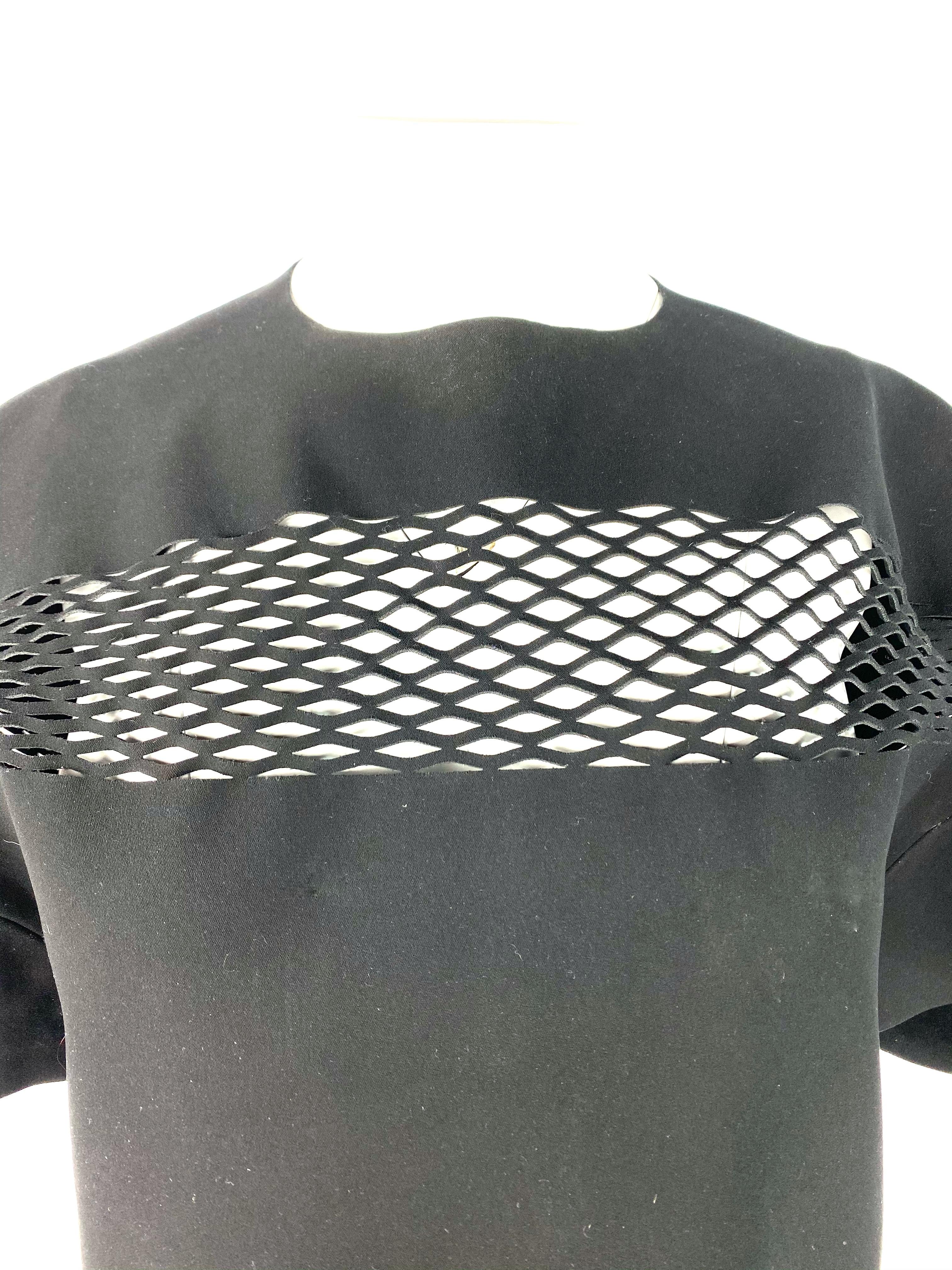 Einzelheiten zum Produkt:

Schwarzes Top aus Polyester, entworfen von Balenciaga in Frankreich. Das Oberteil hat einen Rundhalsausschnitt, sortierte Ärmel, eine verkürzte Länge mit geometrischem Muster und einen verdeckten Reißverschluss hinten.
