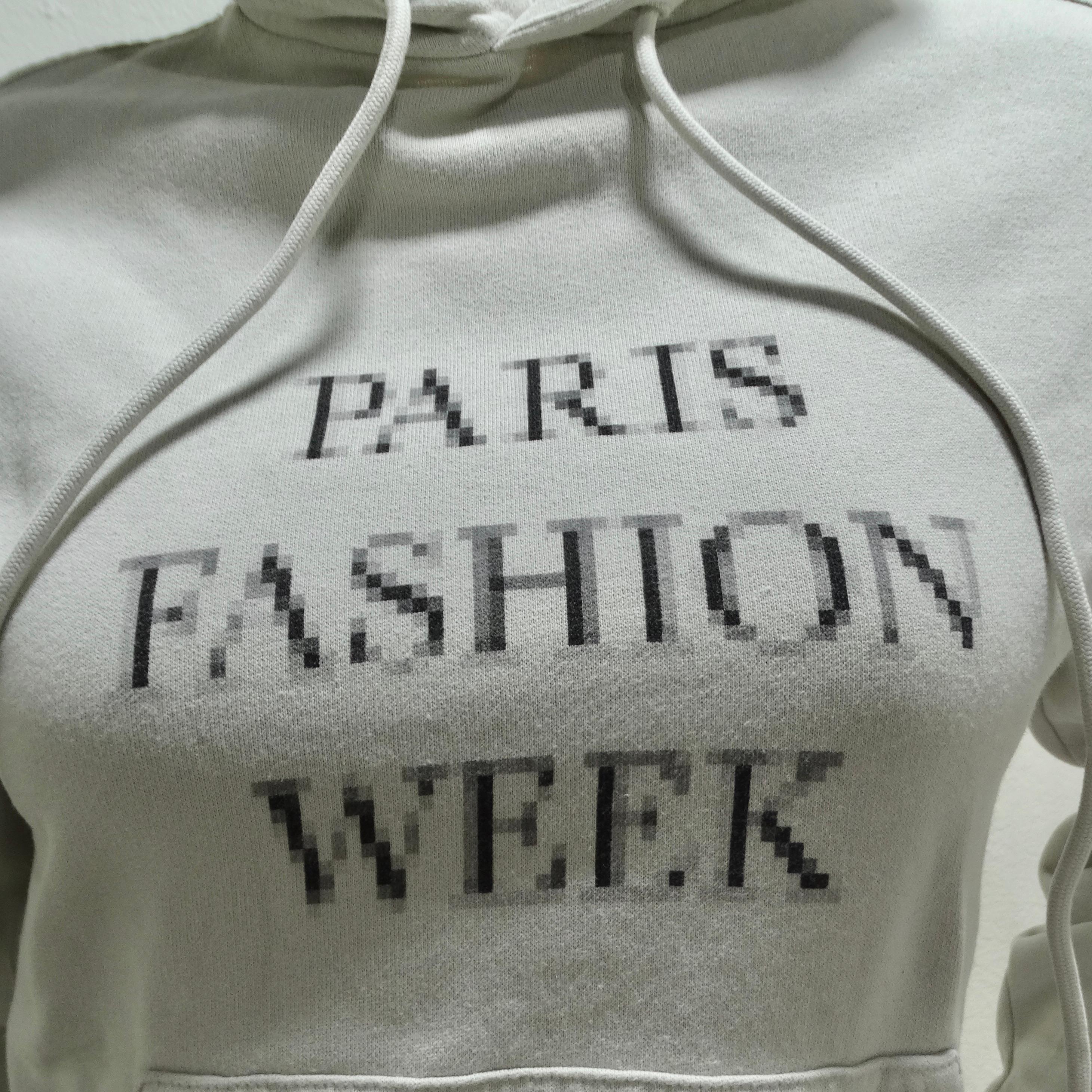 Eleva il tuo guardaroba casual con la felpa con cappuccio Balenciaga Paris Fashion Week - una fusione di comfort e stile iconico. Questa felpa classica con cappuccio di colore bianco-grigio emana un lusso sobrio, con una spaziosa tasca frontale, un