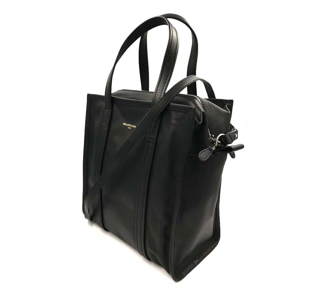 Il s'agit d'un nouveau sac Balenciaga en cuir noir pour femmes, sans étiquette.

Matériau principal : Cuir
Taille : Moyen
Fermeture : Fermeture à glissière

Sans sac à poussière 