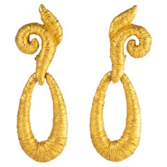 Pendientes colgantes con textura dorada Balenciaga Paris