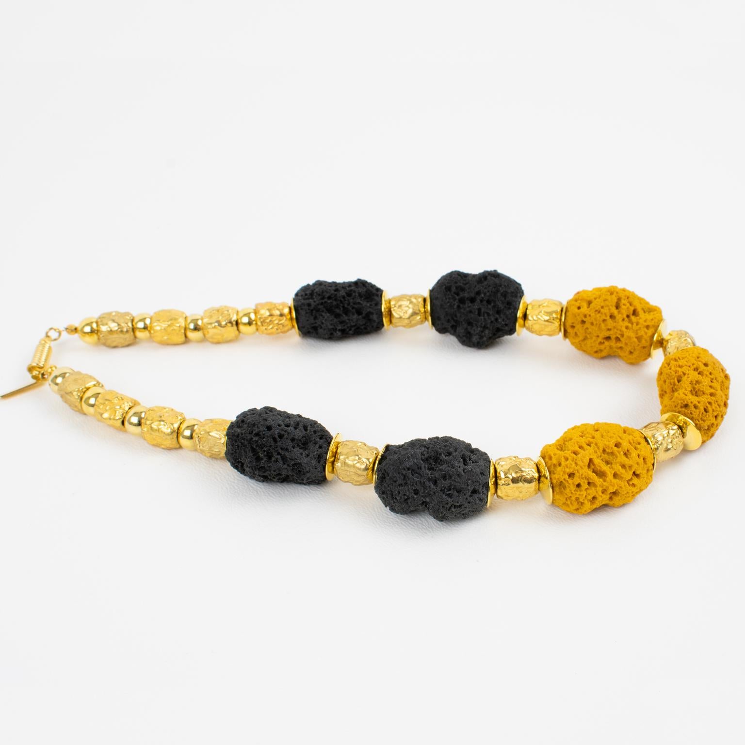 Collana dorata di Balenciaga con perline di resina lavica In condizioni ottime in vendita a Atlanta, GA