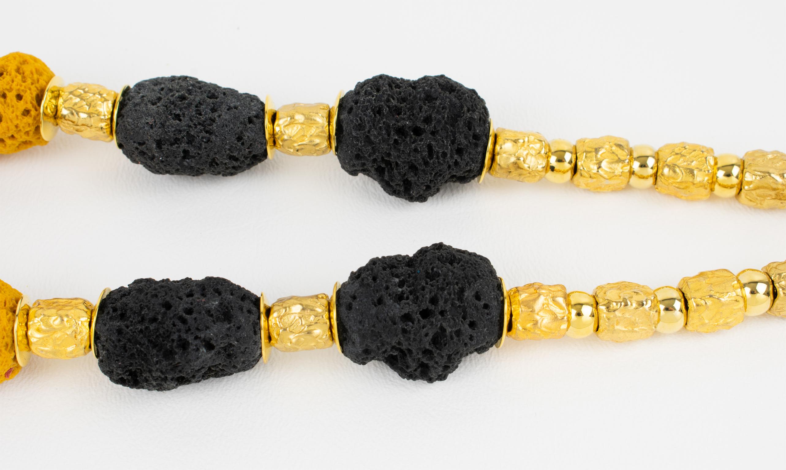 Collana dorata di Balenciaga con perline di resina lavica in vendita 1