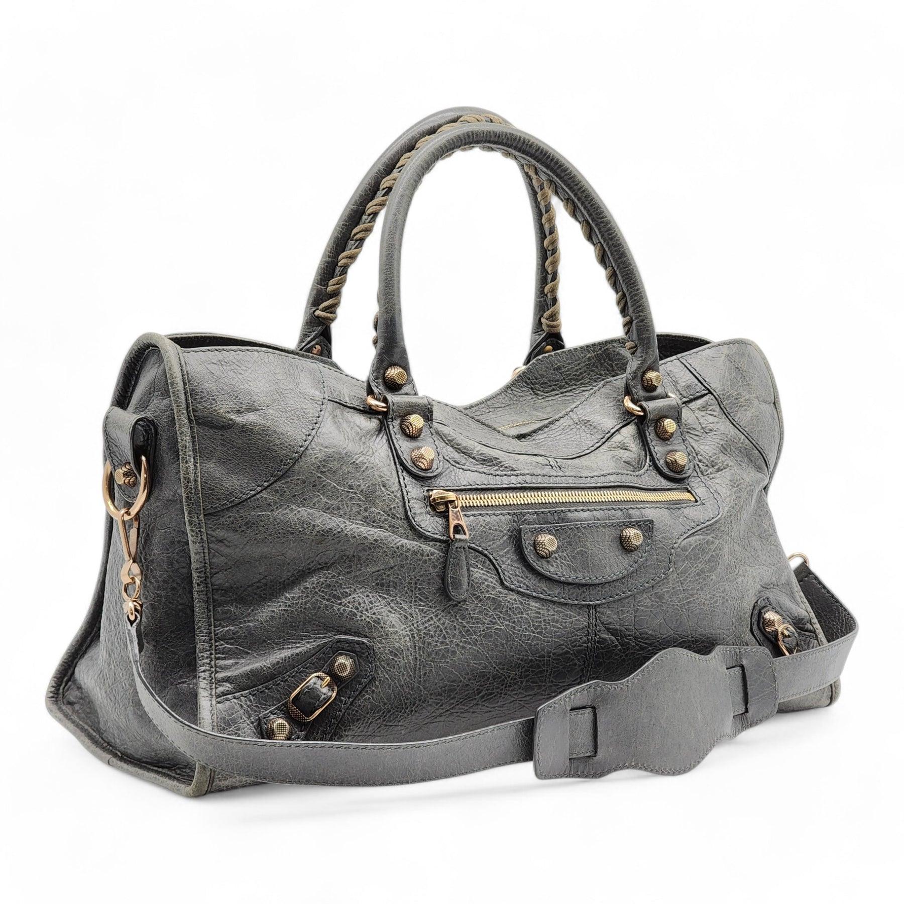 Balenciaga Part-Time Giant Shoulder Bag.

Clean interior with minor marks. Rubbing on the piping. Does not included the mirror.

Additional information:
Material: Leather
Color: Green
Country: Italy
Dimension: 16.5
