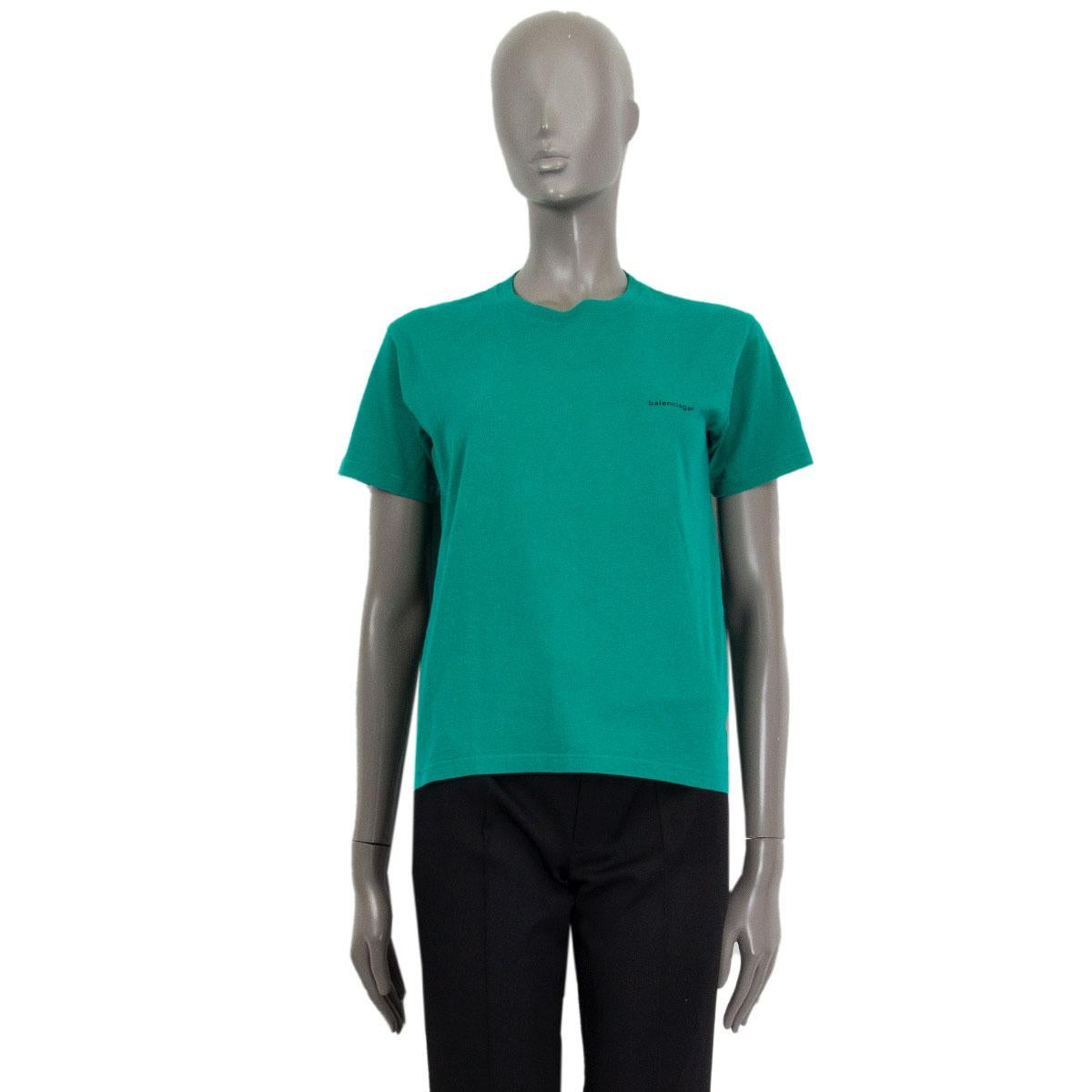 t-shirt basique à manches courtes 100% authentique Balenciaga en coton vert pertol (100%) dans une coupe box cropped. Le logo de la marque est imprimé en noir sur la poitrine gauche. A été porté et est en excellent état. 

Taille de l'étiquette