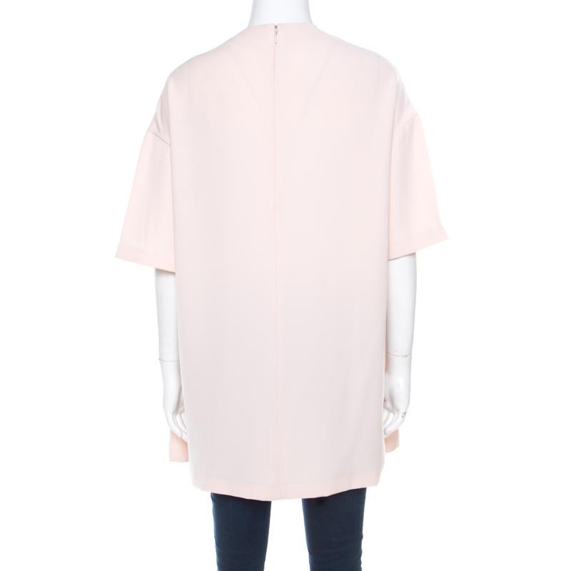This Balenciaga tunic has everything that you are looking for in a fashion-forward and elegant piece. Satisfying and trendy for all seasons, this creation, made from quality fabrics, is a chic staple. It is styled with an inverted pleat detail at