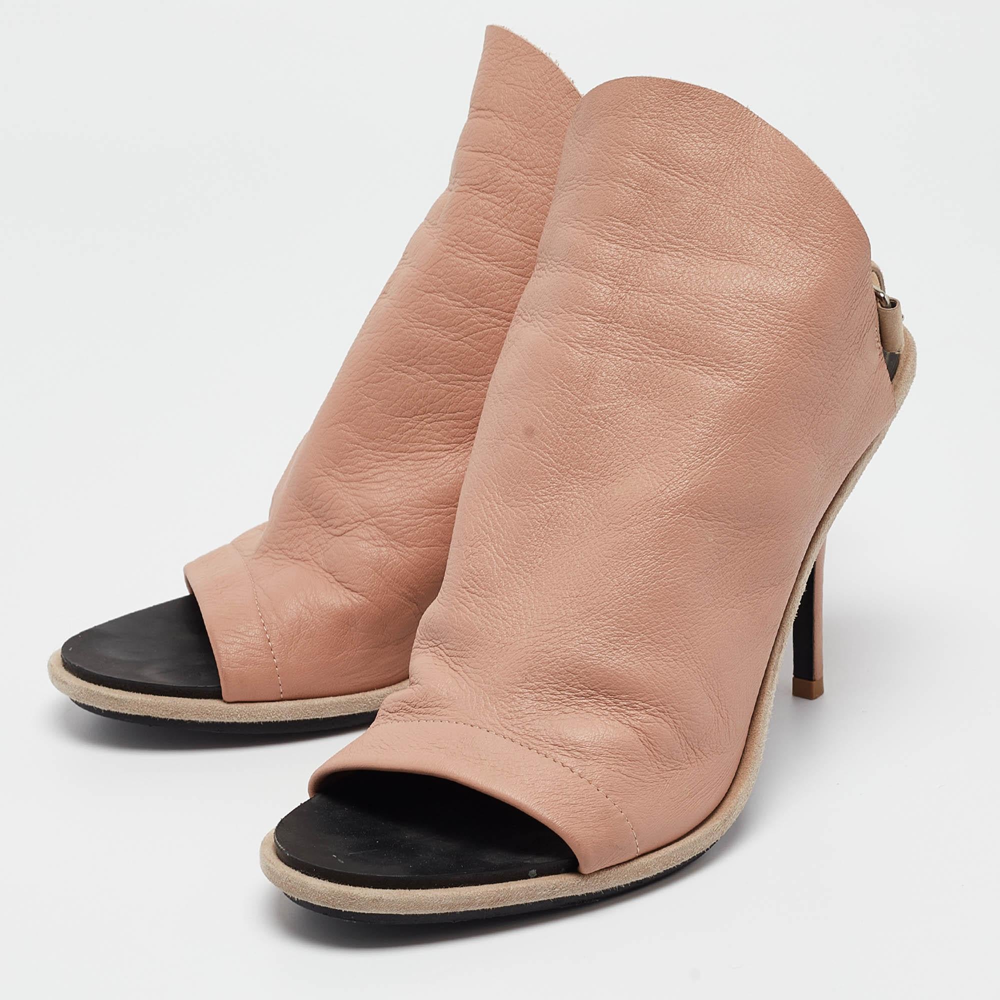 Questi sandali incorniceranno i tuoi piedi in modo elegante. Realizzate con materiali di qualità, presentano un design di classe e solette confortevoli.
