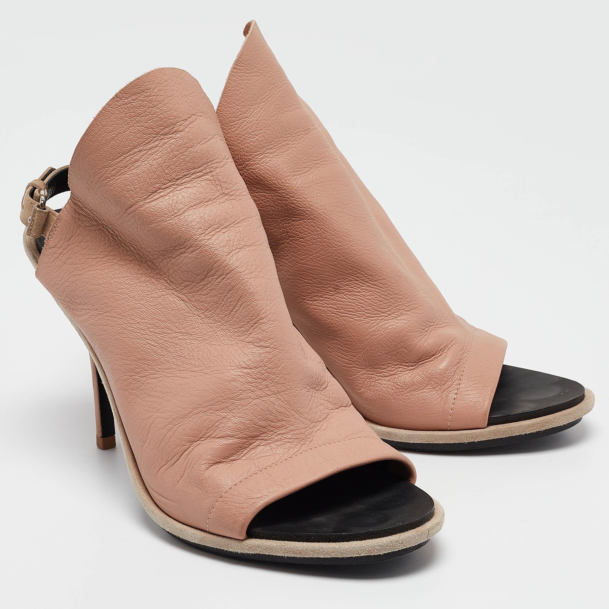 Balenciaga Sandali Glove in pelle e camoscio rosa/beige misura 41 In condizioni buone in vendita a Dubai, Al Qouz 2