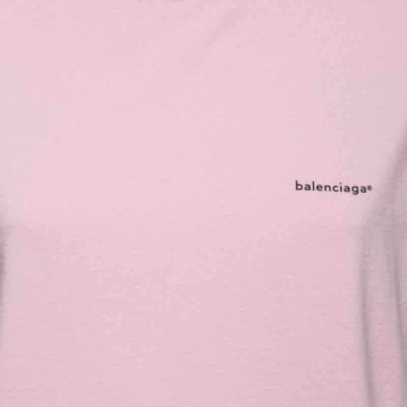 Amp up your casual style by wearing this T-shirt. Stitched using qualitative fabrics, this T-shirt displays short sleeves and a relaxed fit. Wear it with jeans and sneakers.