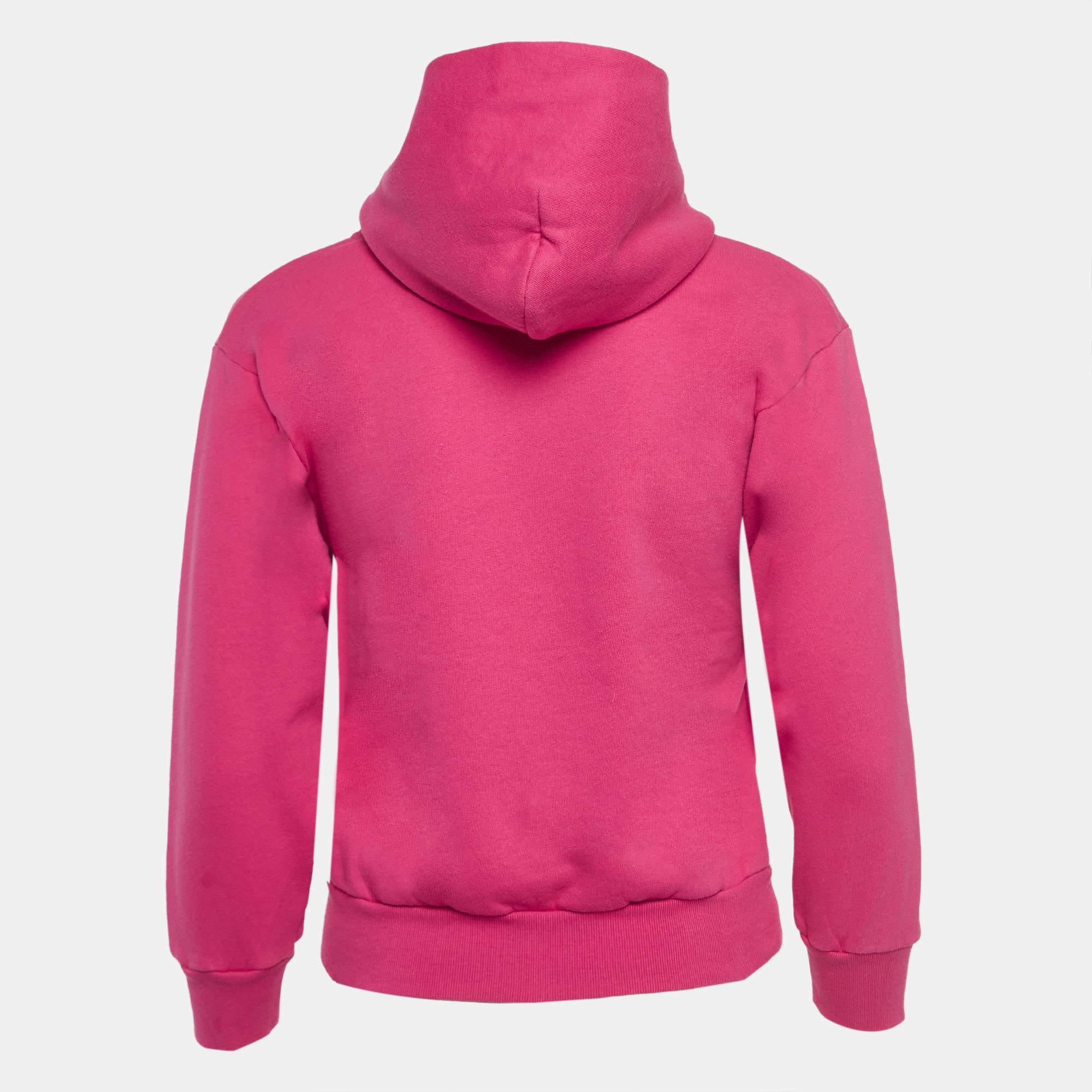 Élevez le style de votre petit avec ce sweat à capuche Balenciaga pour les 6 ans. Alliant confort et facilité d'utilisation, ce sweat à capuche allie sans effort un design luxueux à une touche de jeunesse.
