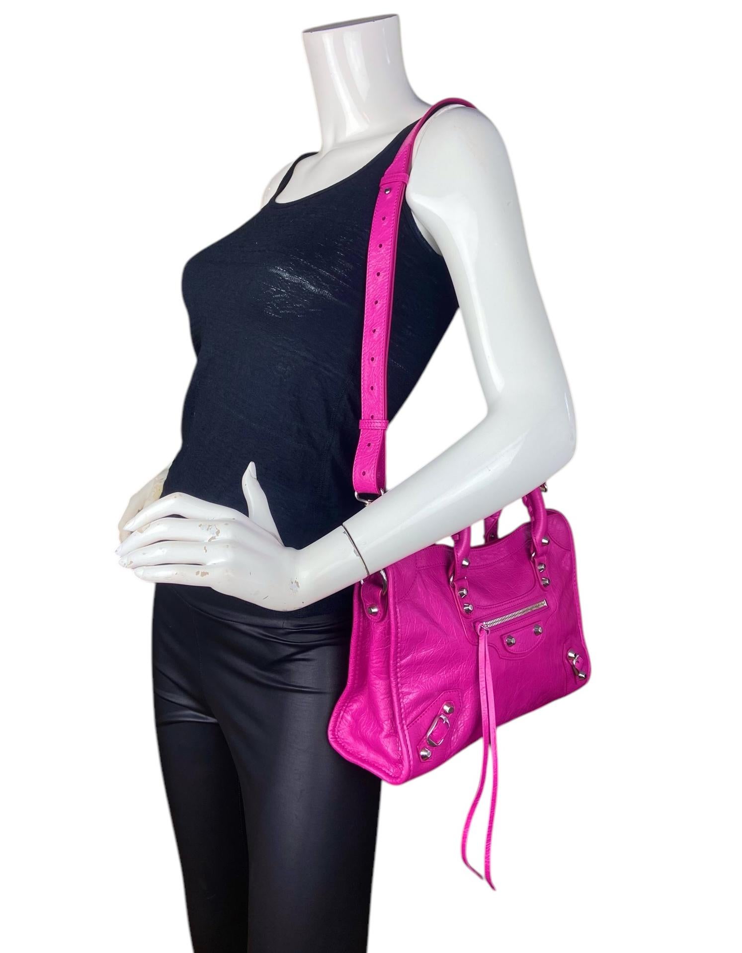 Balenciaga Borsa a tracolla piccola Le City in pelle di agnello rosa. Tieni presente che questa tracolla è un po' più corta della tipica tracolla City Small. 

Prodotto in: Italia
Anno di produzione: 2023-2024
Colore: rosa
Hardware: