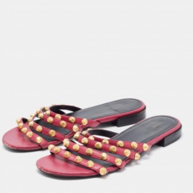 Mélange parfait de luxe, de style et de confort, ces chaussures plates de créateur sont fabriquées à partir de matériaux de qualité et encadrent vos pieds de la manière la plus raffinée qui soit. Ils peuvent être associés à une multitude de tenues
