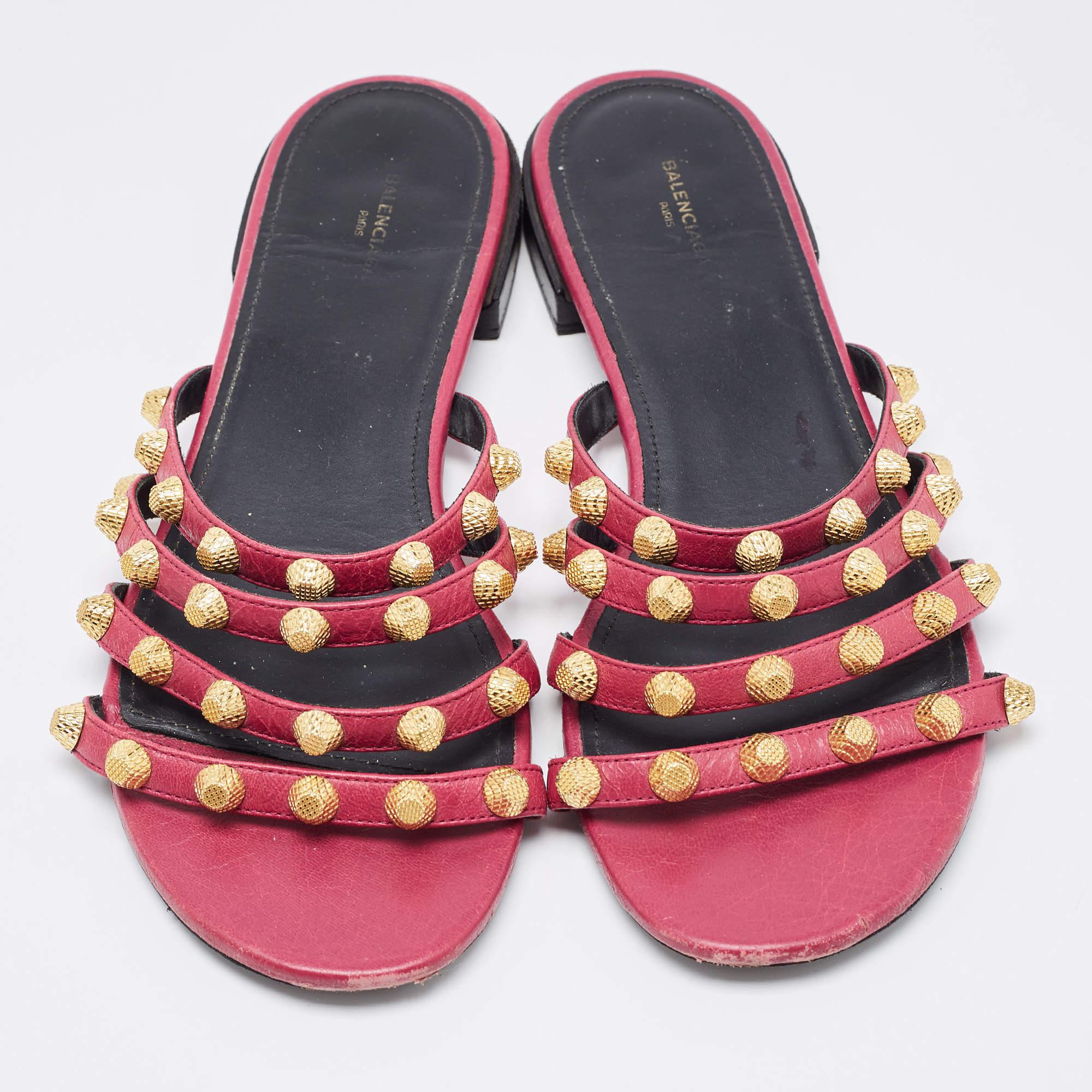 A perfect blend of luxury, style, and comfort, these designer flats are made using quality materials and frame your feet in the most refined way. They can be paired with a host of outfits from your wardrobe.


