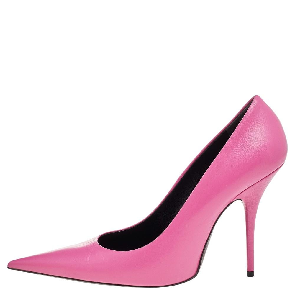 These brilliantly crafted pumps from the House of Balenciaga strike a balance between opulence and simplicity. The Knife pumps indeed exhibit a sharp silhouette and a fancy exterior that manages to attract everyone. Pink leather with pointy 11.5 cm