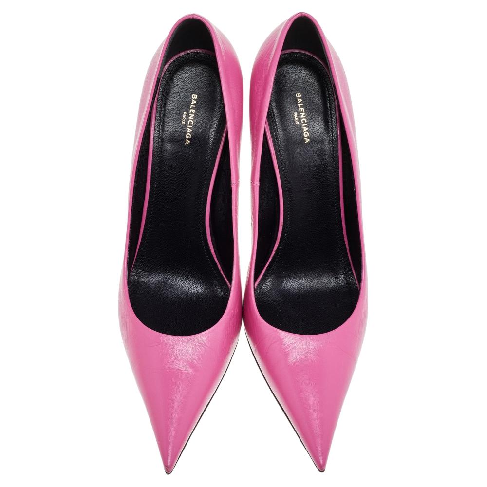 These brilliantly crafted pumps from the House of Balenciaga strike a balance between opulence and simplicity. The Knife pumps indeed exhibit a sharp silhouette and a fancy exterior that manages to attract everyone. Pink leather with pointy 11.5 cm