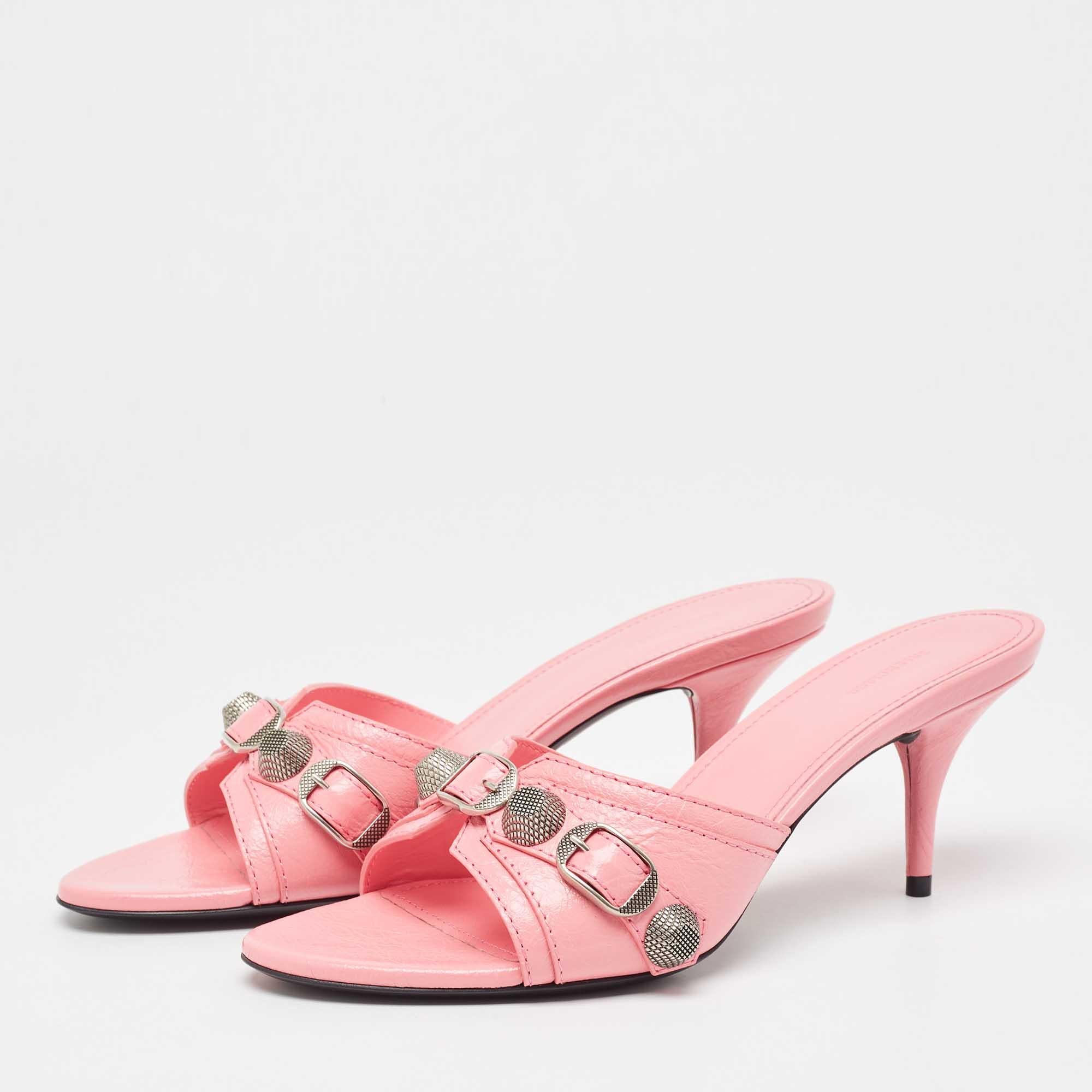 Eleva il tuo ensemble con questi tacchi firmati da donna. Realizzati meticolosamente, questi tacchi squisiti trasudano lusso e stile. Una dichiarazione di grazia e sicurezza perfetta per ogni occasione.
