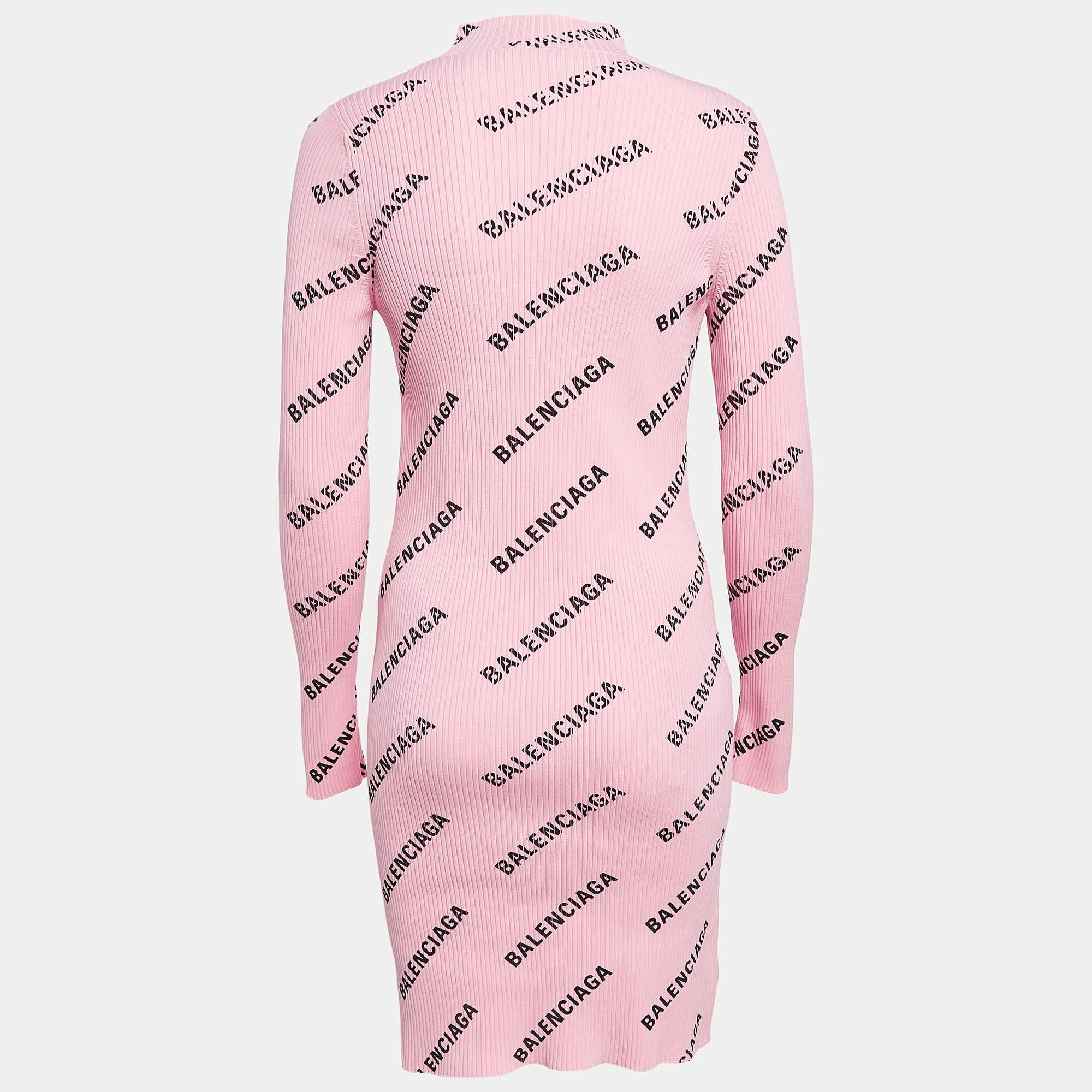 Découvrez les joies d'une confection experte avec cette robe de créateur pour femme. Fabriqué avec soin  il offre une coupe impeccable et des détails luxueux  garantissant un confort inégalé. Cette magnifique création rehaussera votre style sans