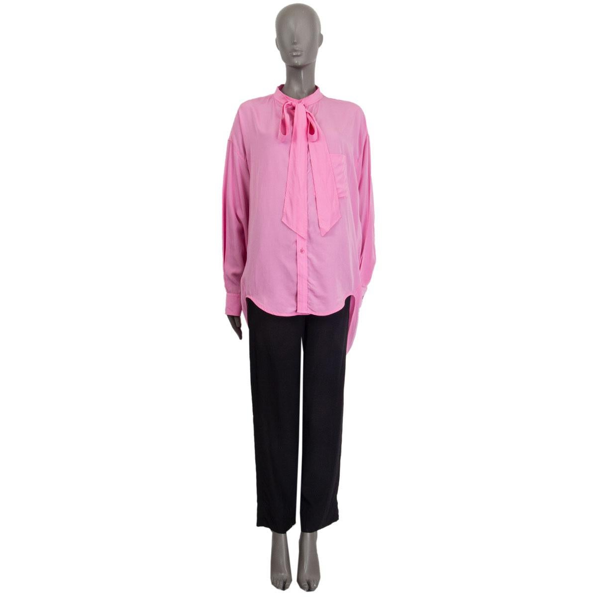 100% authentic Balenciaga oversized pussy-bow shirt in bubble gum pink lyocell (100%). Asymmetrical back and black logo print over the shoulder. Buttoned cuffs and chest-pocket. Has been worn and is in excellent condition. 

Measurements
Tag
