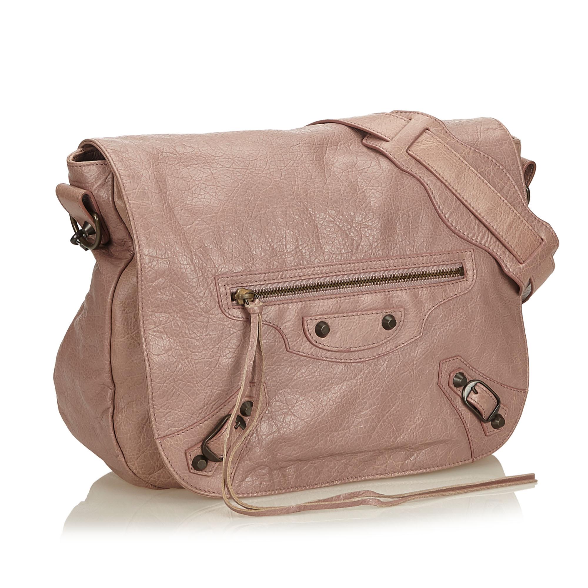 The Motocross Classic Folk features a leather body, an adjustable shoulder strap, front flap with a magnetic closure, an exterior zip pocket with tassel zipper pull detail, and an interior zip pocket. It carries as B+ condition rating.

Inclusions: