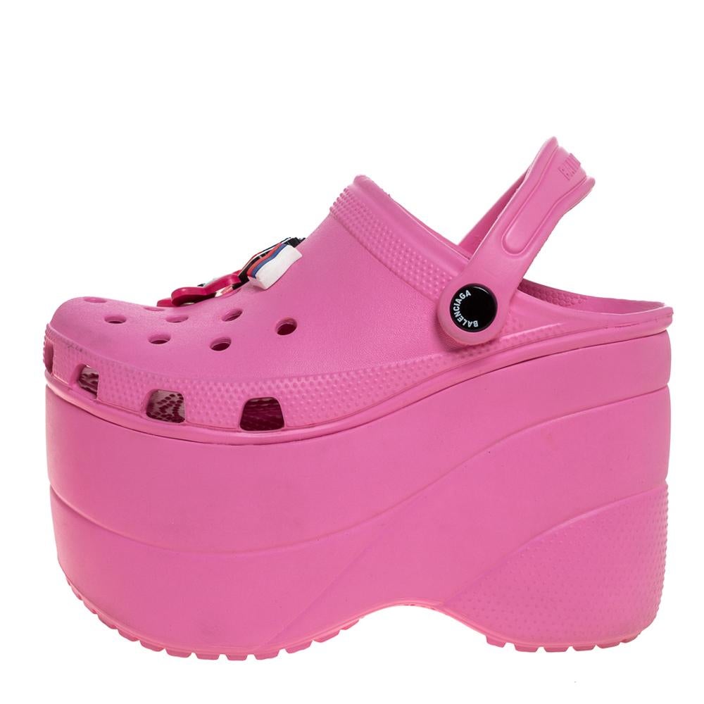 Balenciaga Pink Rubber Crocs Embellished Platform Slingback Sandals Size 35 In Excellent Condition In Dubai, Al Qouz 2